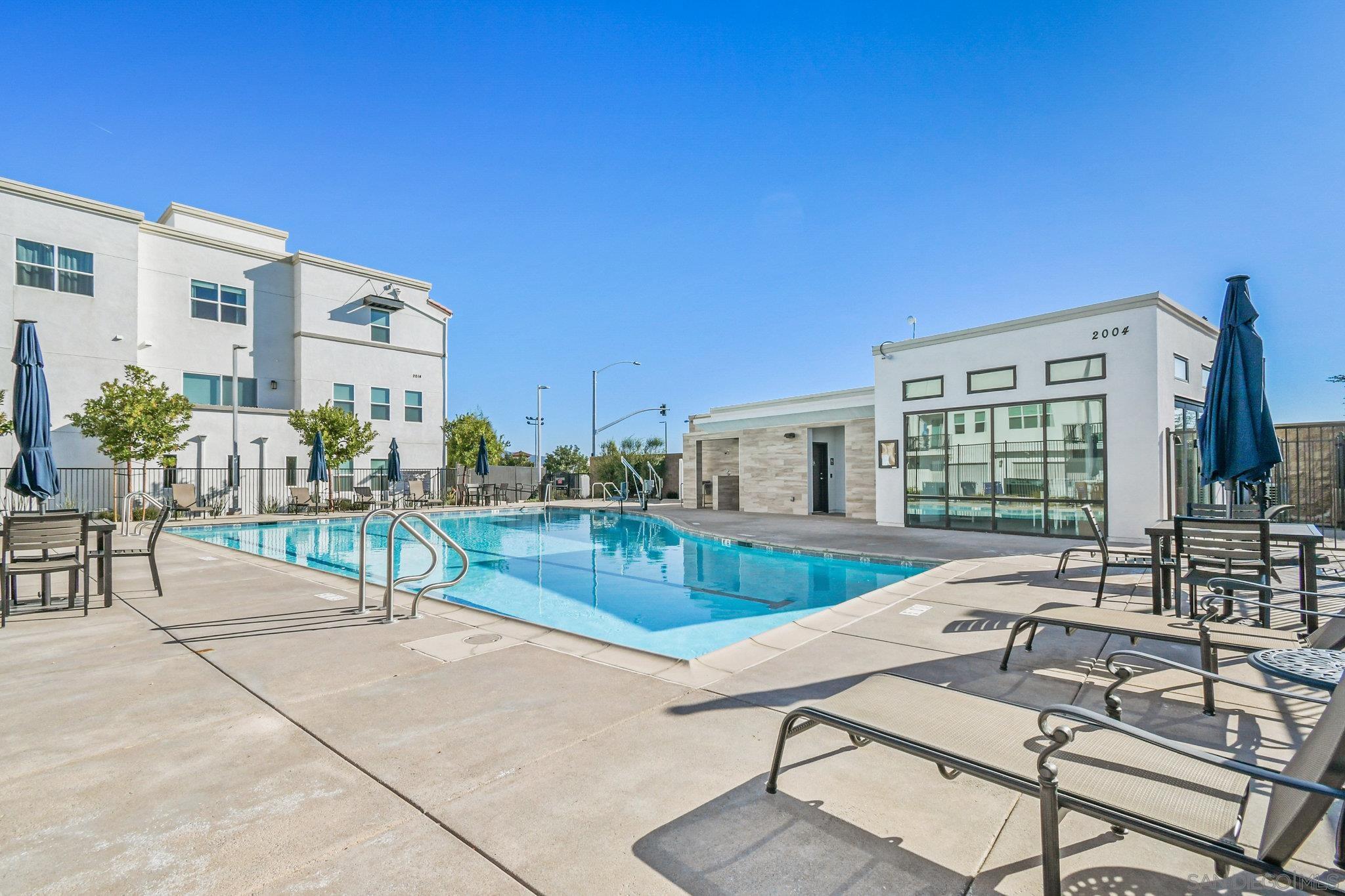 Detail Gallery Image 19 of 44 For 2034  Luzon Ln  #3,  Chula Vista,  CA 91915 - 3 Beds | 3 Baths