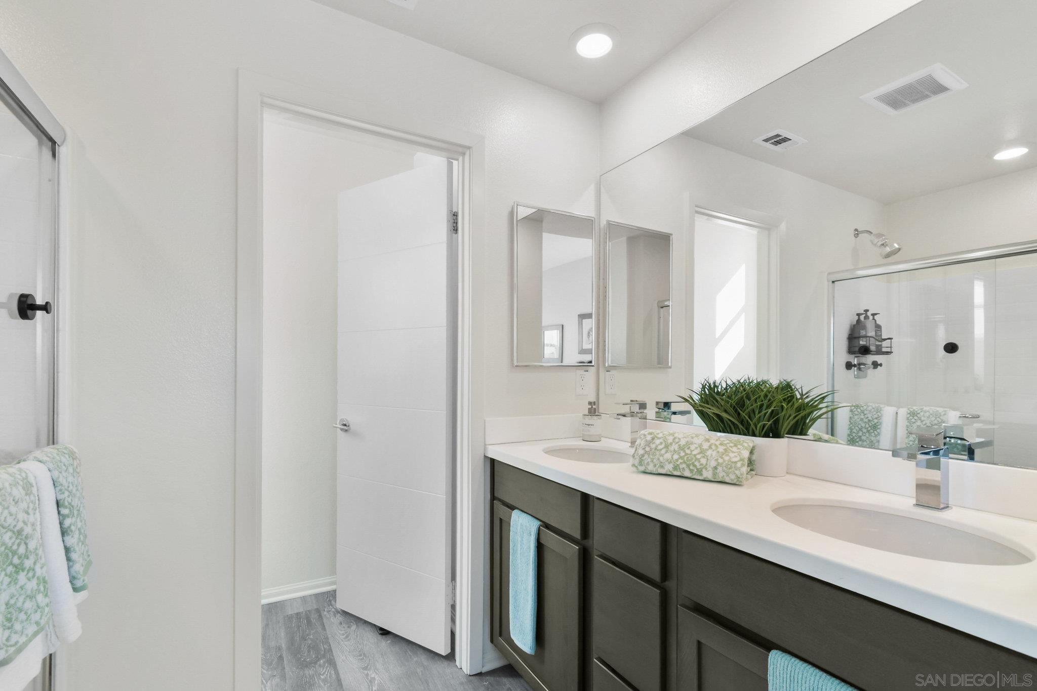 Detail Gallery Image 37 of 44 For 2034  Luzon Ln  #3,  Chula Vista,  CA 91915 - 3 Beds | 3 Baths