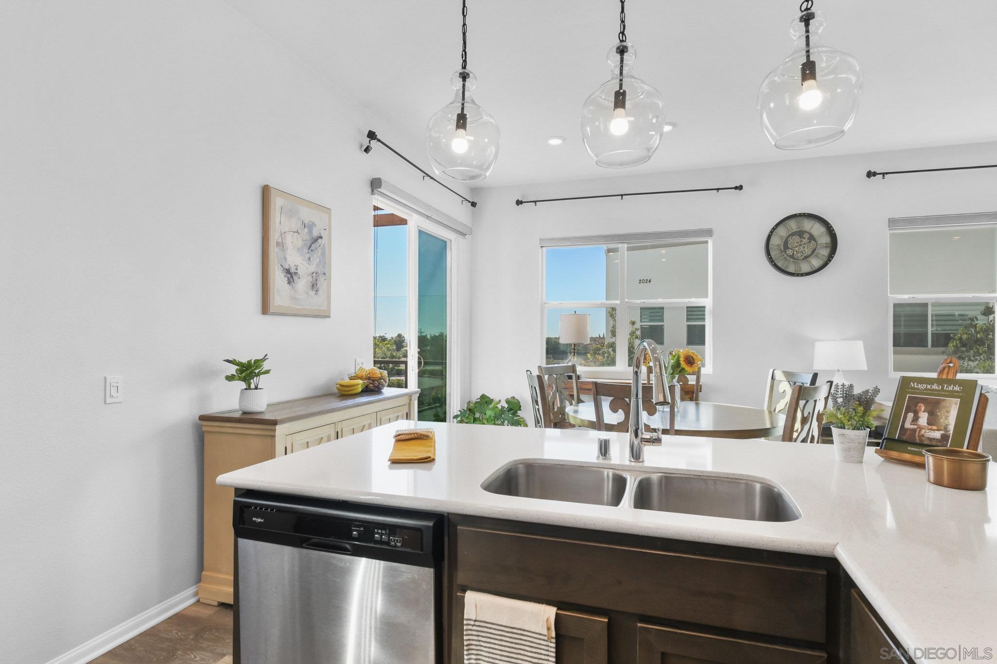 Detail Gallery Image 6 of 44 For 2034  Luzon Ln  #3,  Chula Vista,  CA 91915 - 3 Beds | 3 Baths