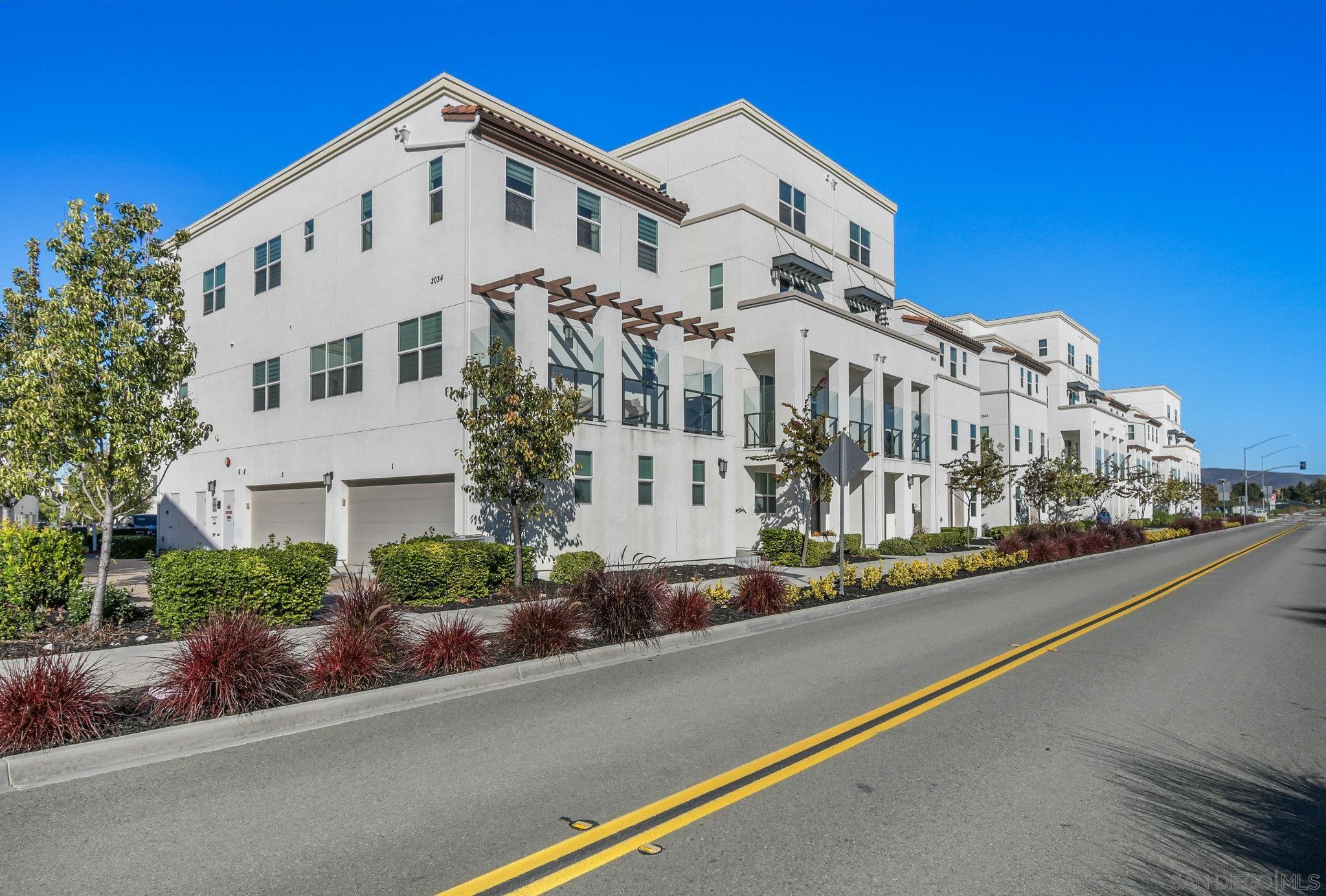 Detail Gallery Image 7 of 44 For 2034  Luzon Ln  #3,  Chula Vista,  CA 91915 - 3 Beds | 3 Baths