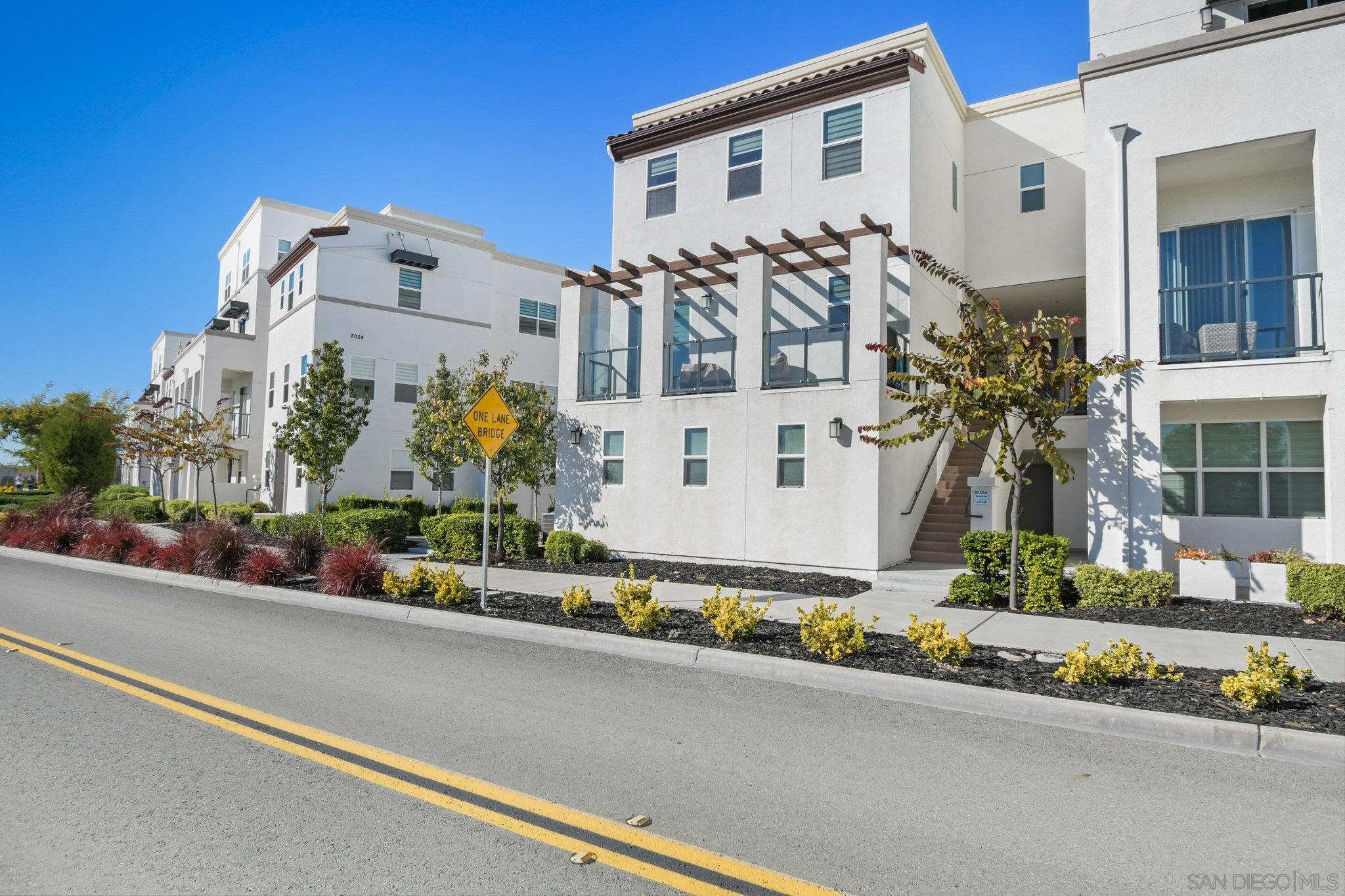 Detail Gallery Image 8 of 44 For 2034  Luzon Ln  #3,  Chula Vista,  CA 91915 - 3 Beds | 3 Baths