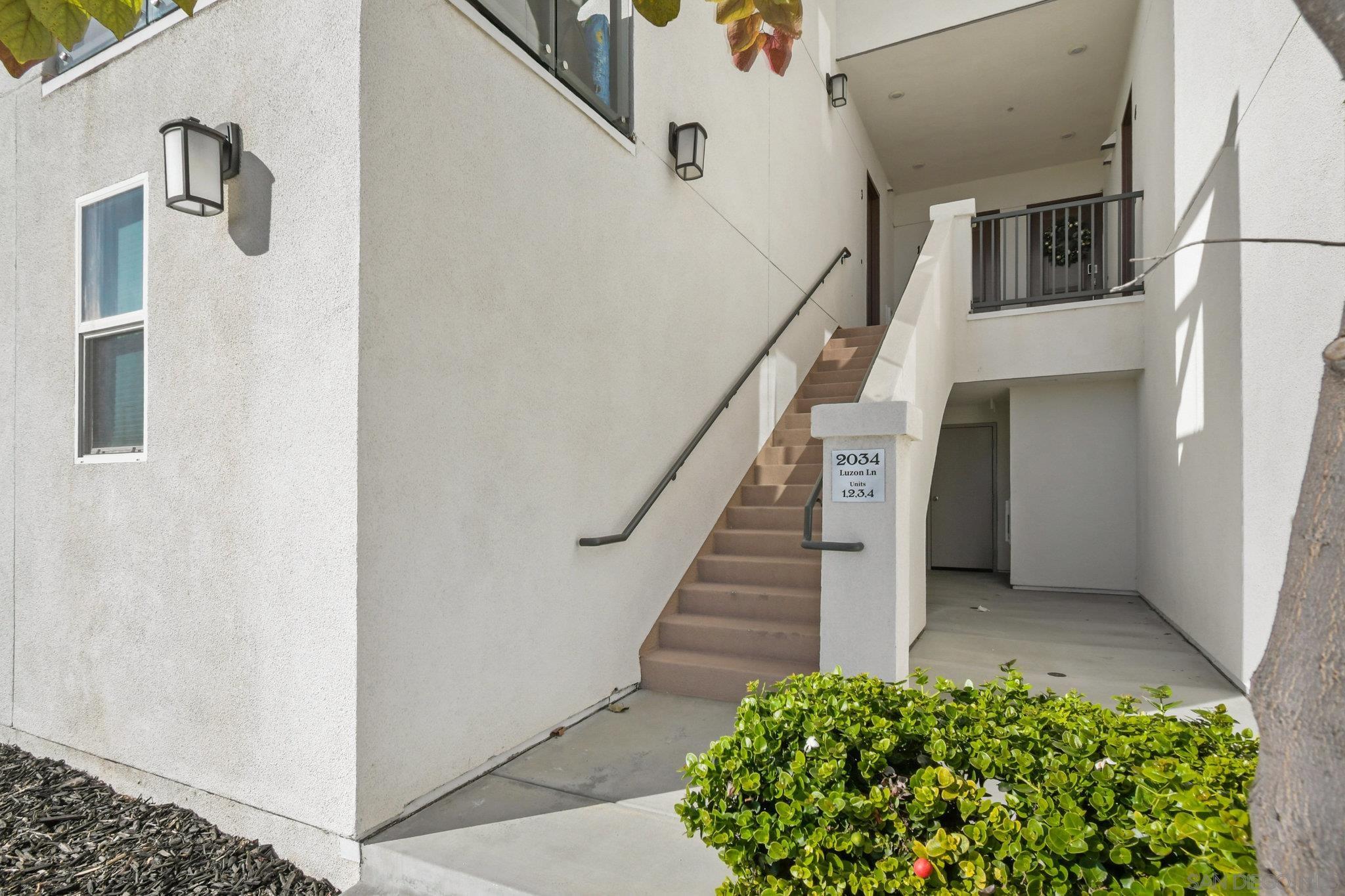 Detail Gallery Image 9 of 44 For 2034  Luzon Ln  #3,  Chula Vista,  CA 91915 - 3 Beds | 3 Baths