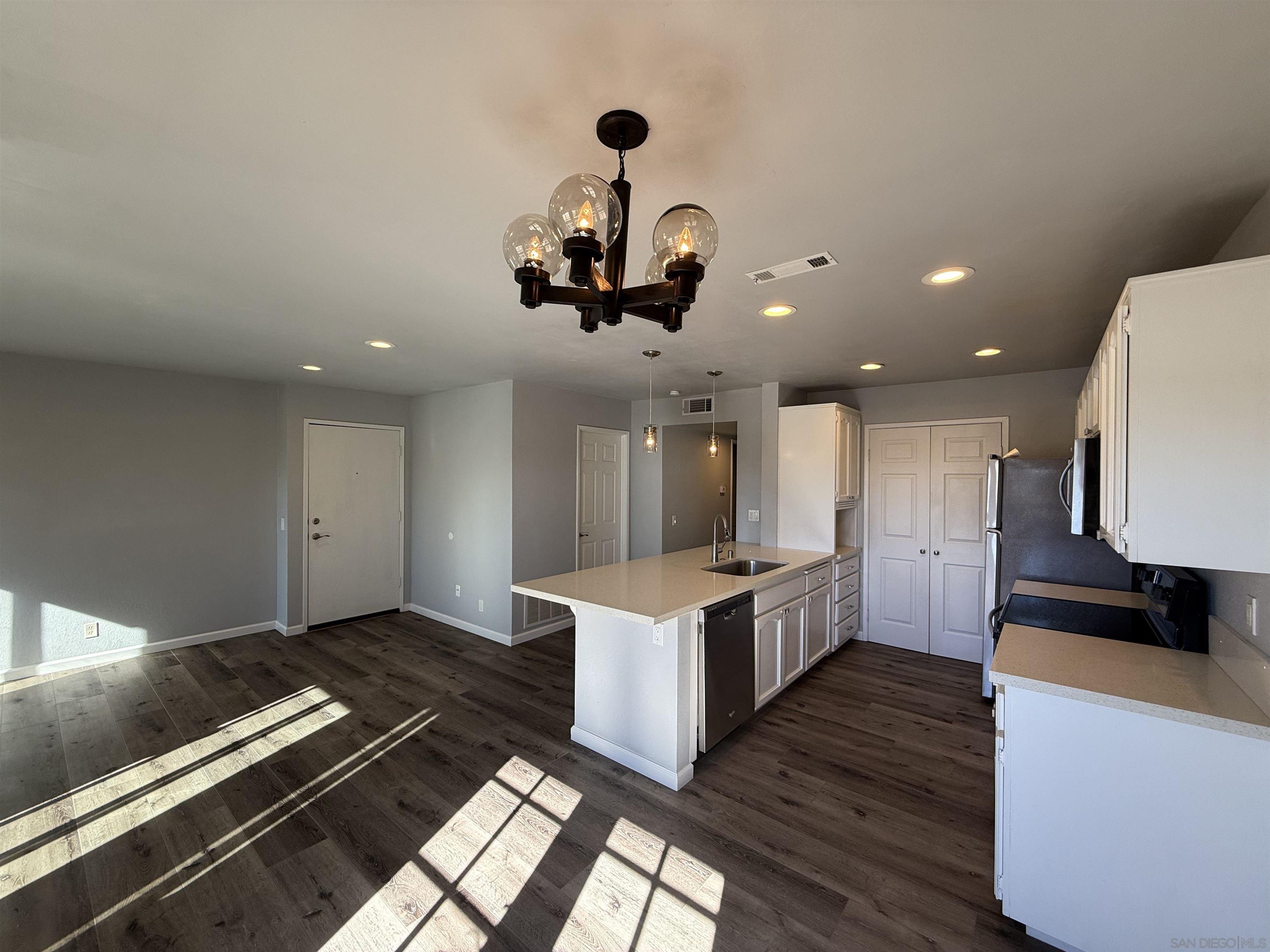 Detail Gallery Image 6 of 36 For 4666  Mission Ave  #14,  San Diego,  CA 92116 - 2 Beds | 2 Baths