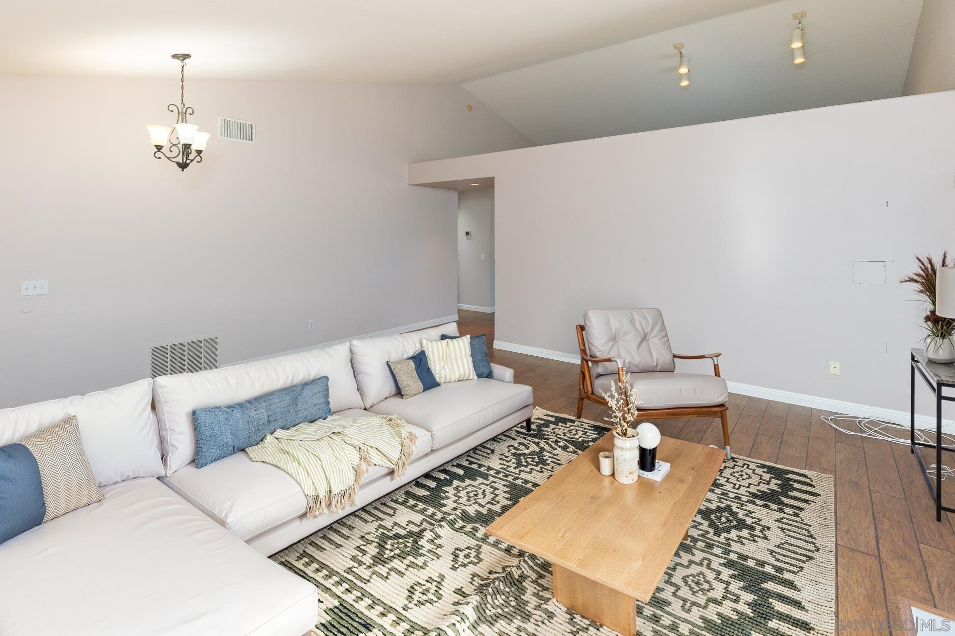 Detail Gallery Image 12 of 47 For 622  Creekside Ave, Oceanside,  CA 92057 - 3 Beds | 2 Baths