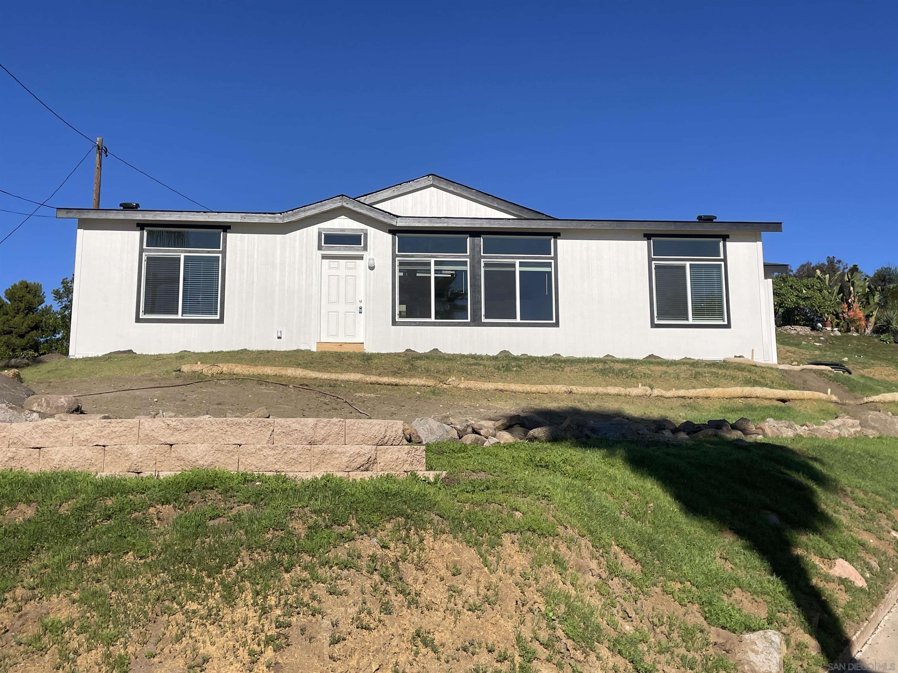 Detail Gallery Image 2 of 13 For 1255  Rhea Place  B, Vista,  CA 92084 - 3 Beds | 2 Baths