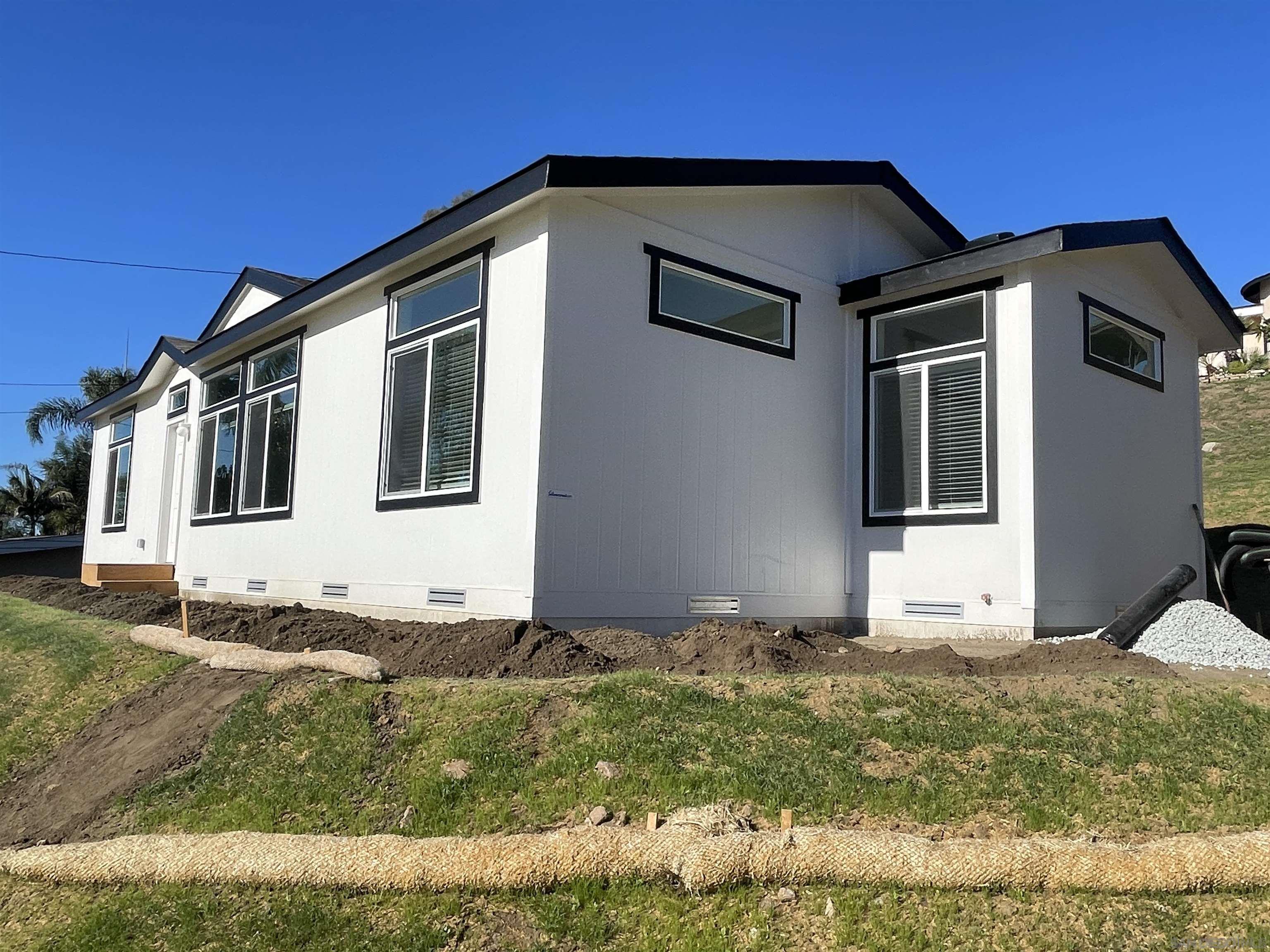 Detail Gallery Image 3 of 13 For 1255  Rhea Place  B, Vista,  CA 92084 - 3 Beds | 2 Baths