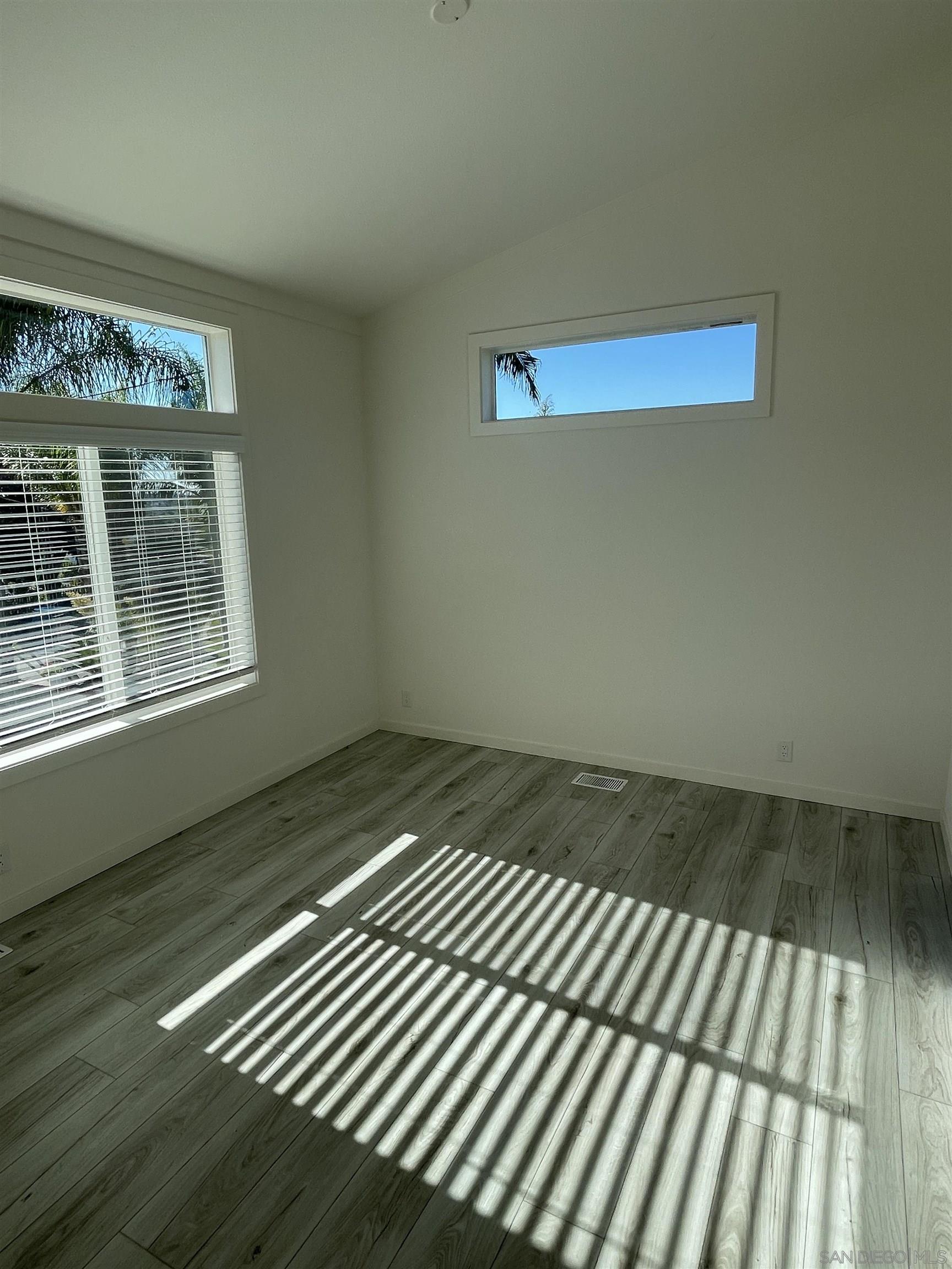 Detail Gallery Image 4 of 13 For 1255  Rhea Place  B, Vista,  CA 92084 - 3 Beds | 2 Baths