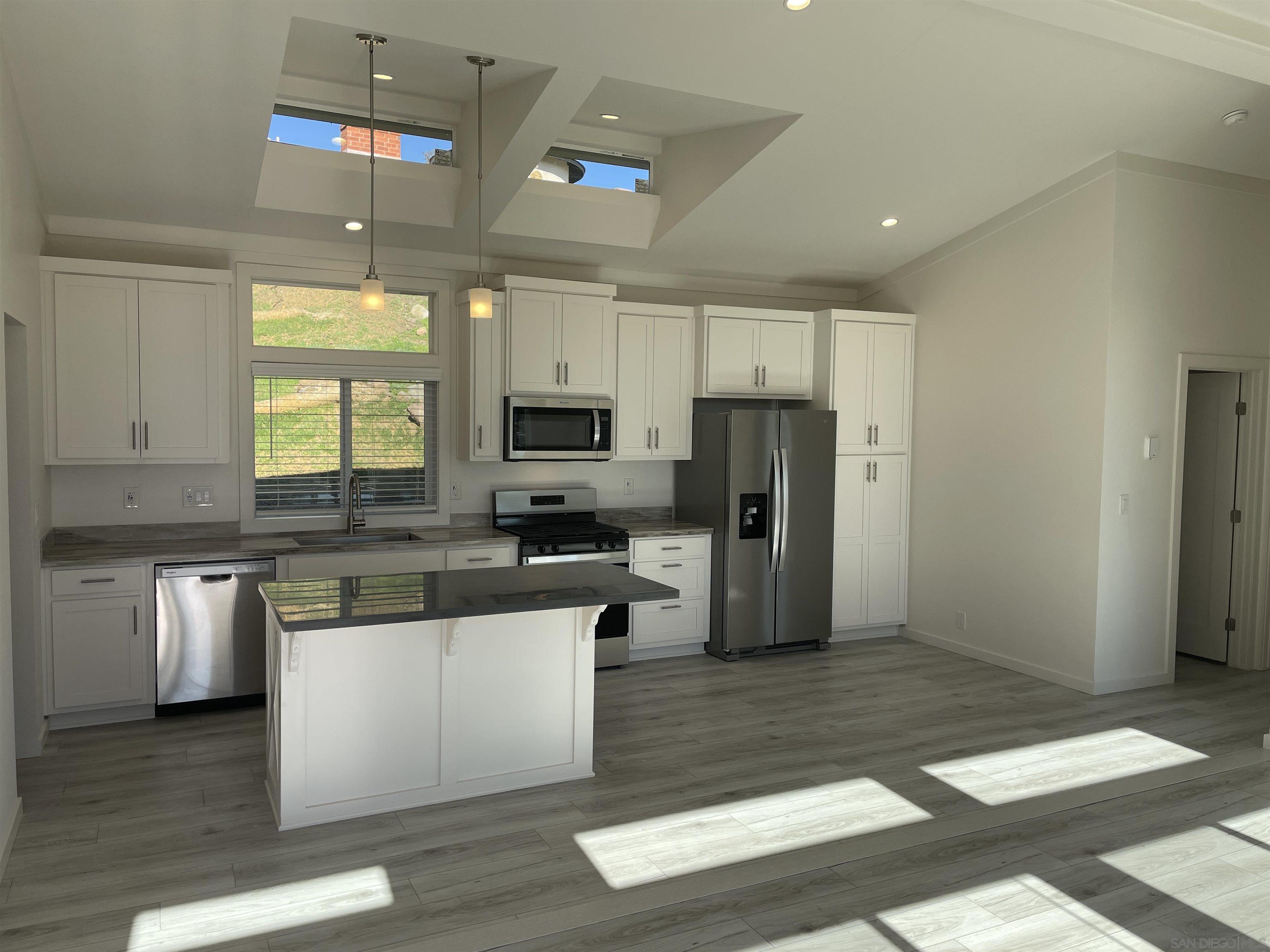 Detail Gallery Image 7 of 13 For 1255  Rhea Place  B, Vista,  CA 92084 - 3 Beds | 2 Baths