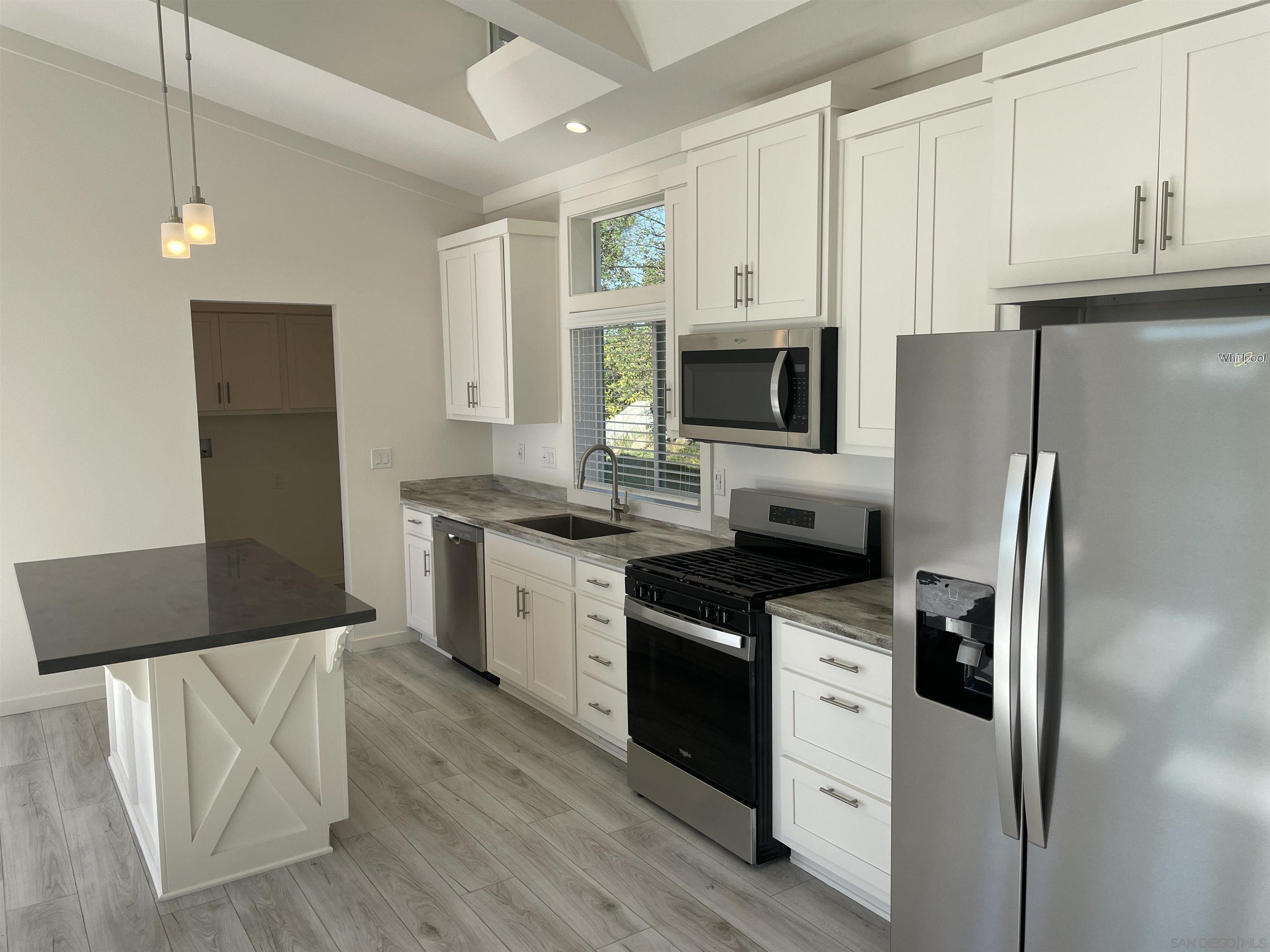 Detail Gallery Image 8 of 13 For 1255  Rhea Place  B, Vista,  CA 92084 - 3 Beds | 2 Baths