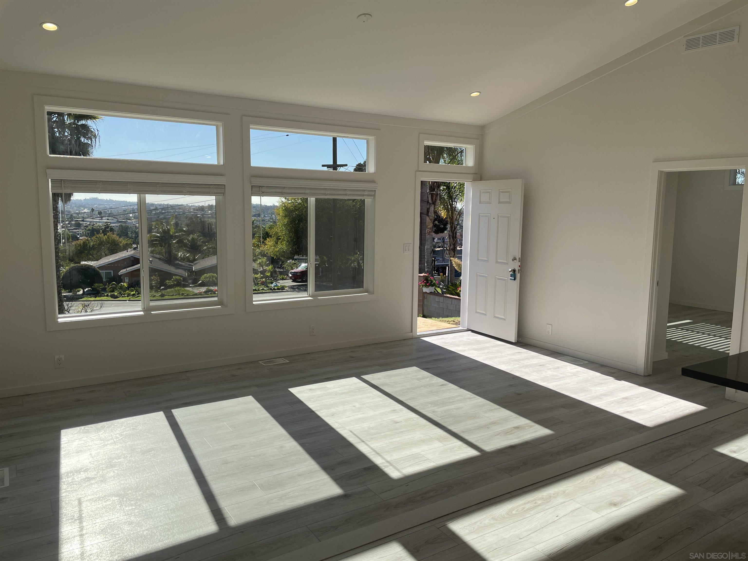 Detail Gallery Image 9 of 13 For 1255  Rhea Place  B, Vista,  CA 92084 - 3 Beds | 2 Baths