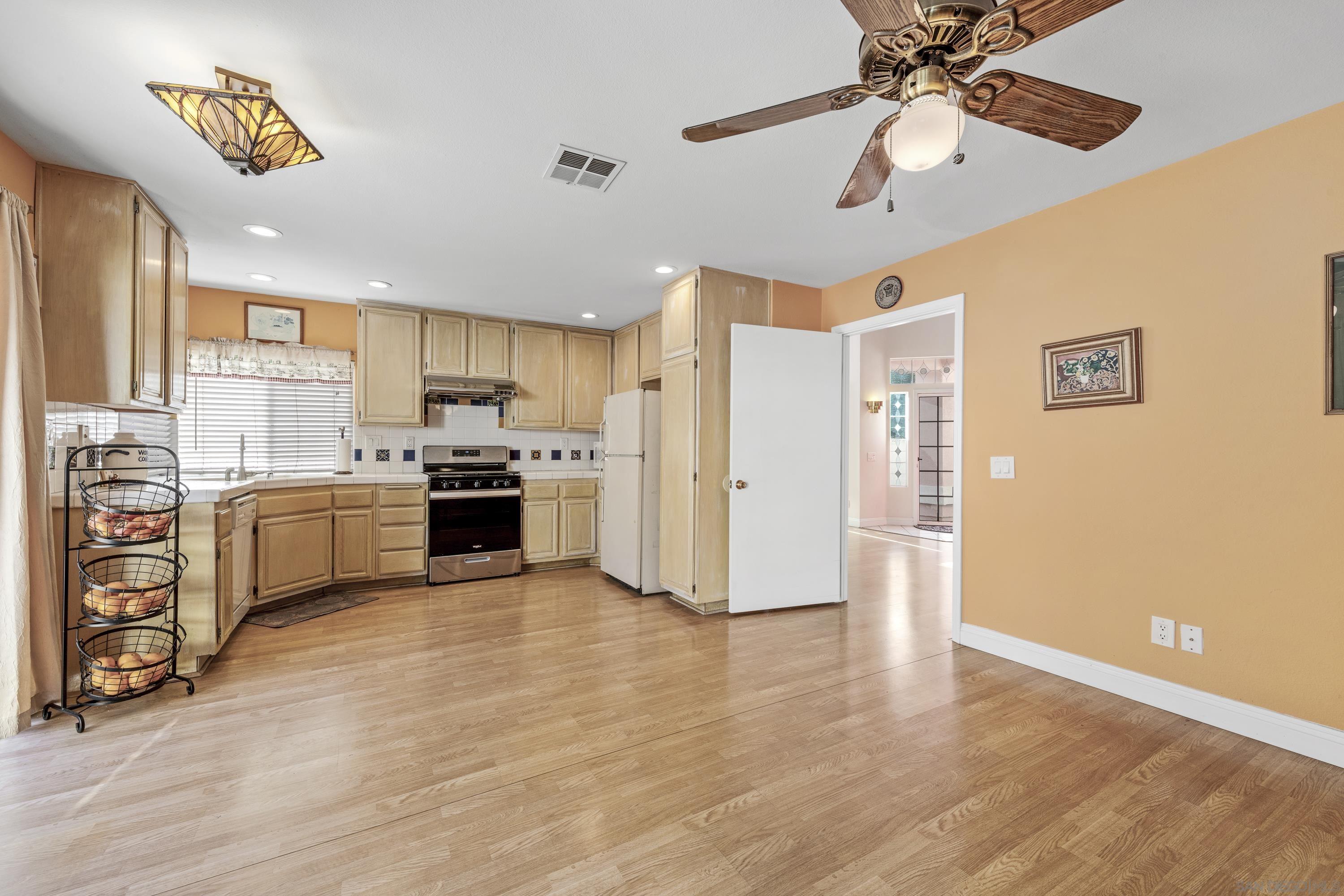 Detail Gallery Image 8 of 27 For 2100  Waterside Dr, Chula Vista,  CA 91913 - 3 Beds | 2/1 Baths