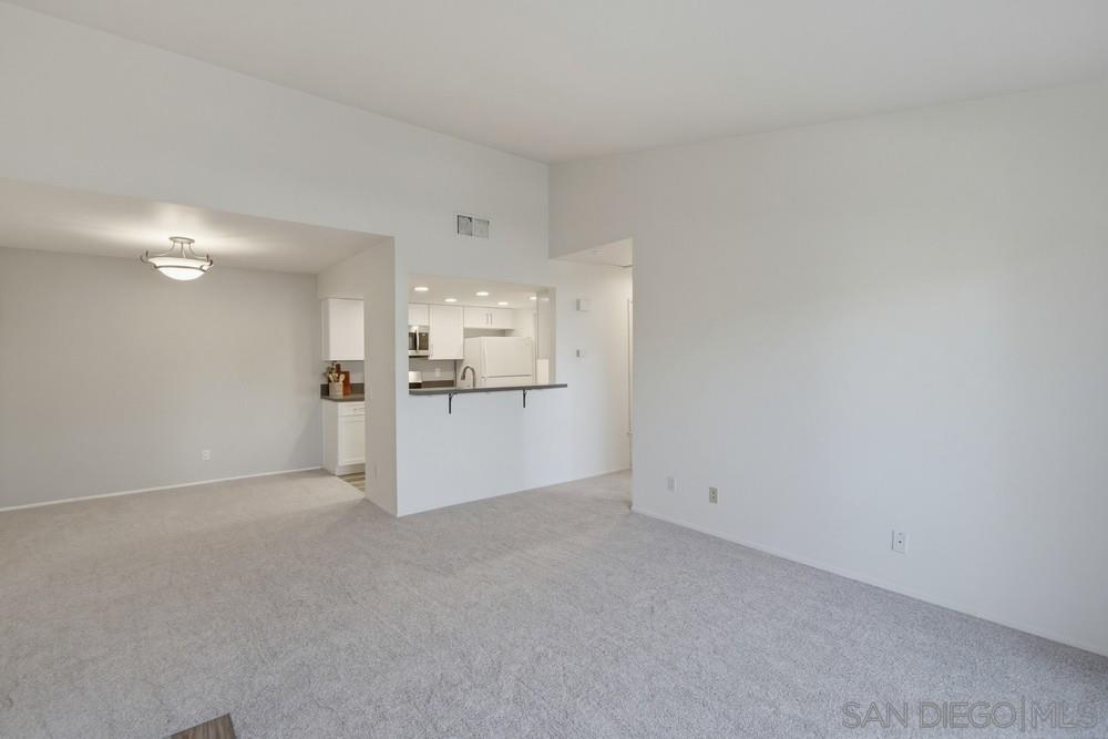 Detail Gallery Image 3 of 38 For 9458  Twin Trails Dr  #205,  San Diego,  CA 92129 - 2 Beds | 2 Baths