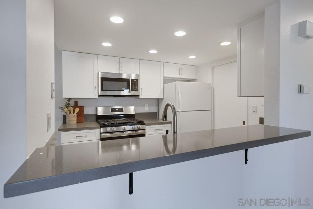 Detail Gallery Image 7 of 38 For 9458  Twin Trails Dr  #205,  San Diego,  CA 92129 - 2 Beds | 2 Baths