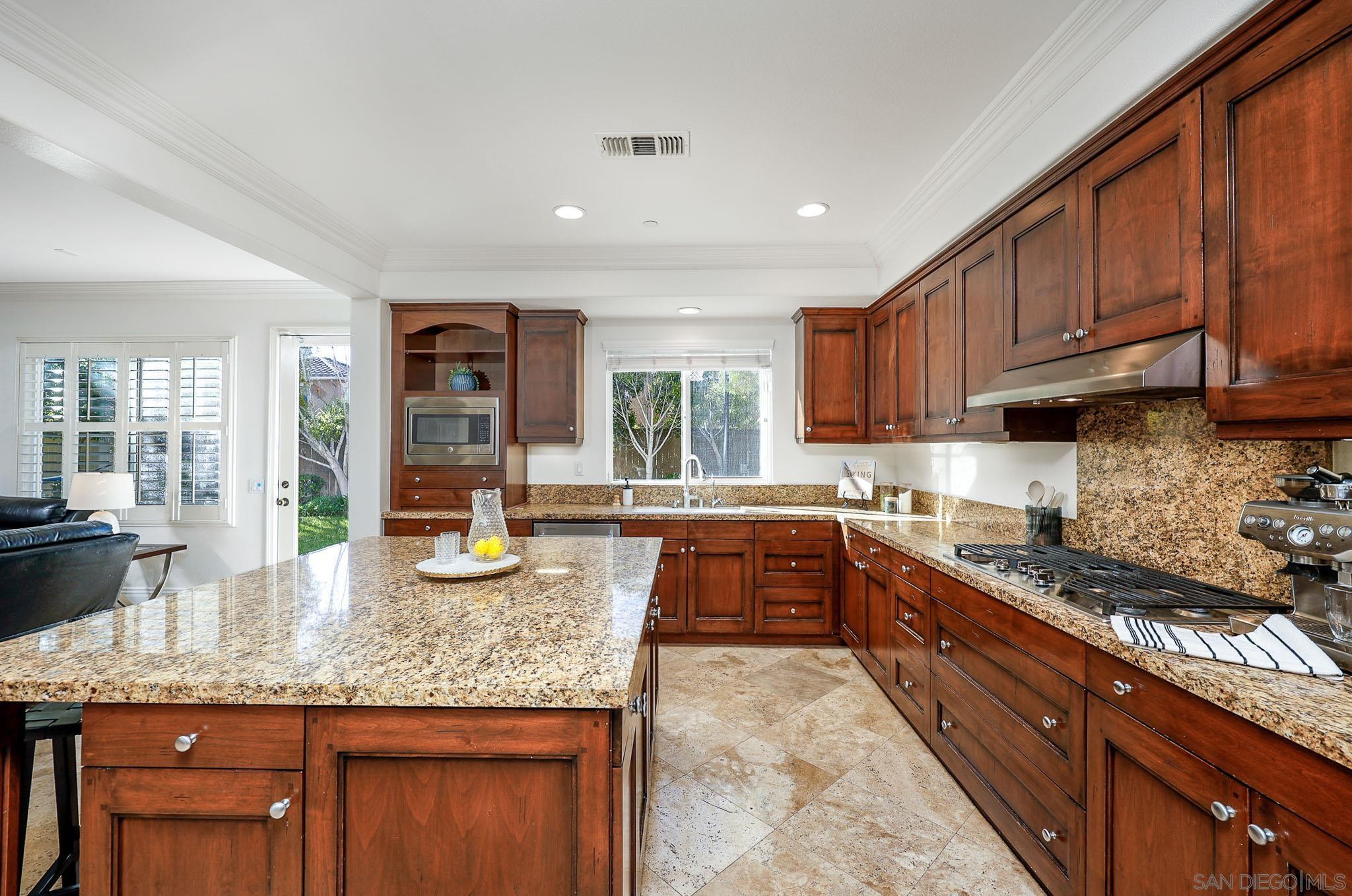 Detail Gallery Image 12 of 47 For 10237  Paseo De Linda, San Diego,  CA 92127 - 6 Beds | 4/1 Baths