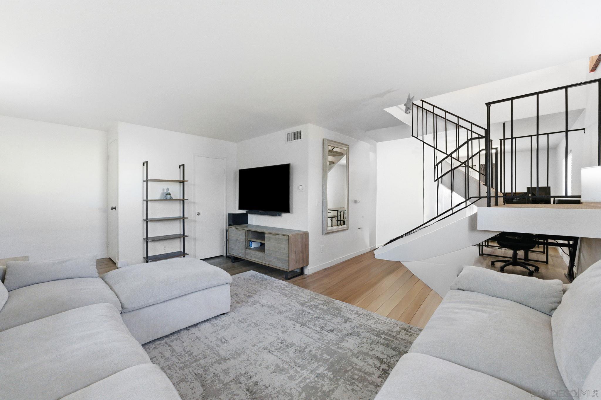 Front Image Thumbnail for SD250045472