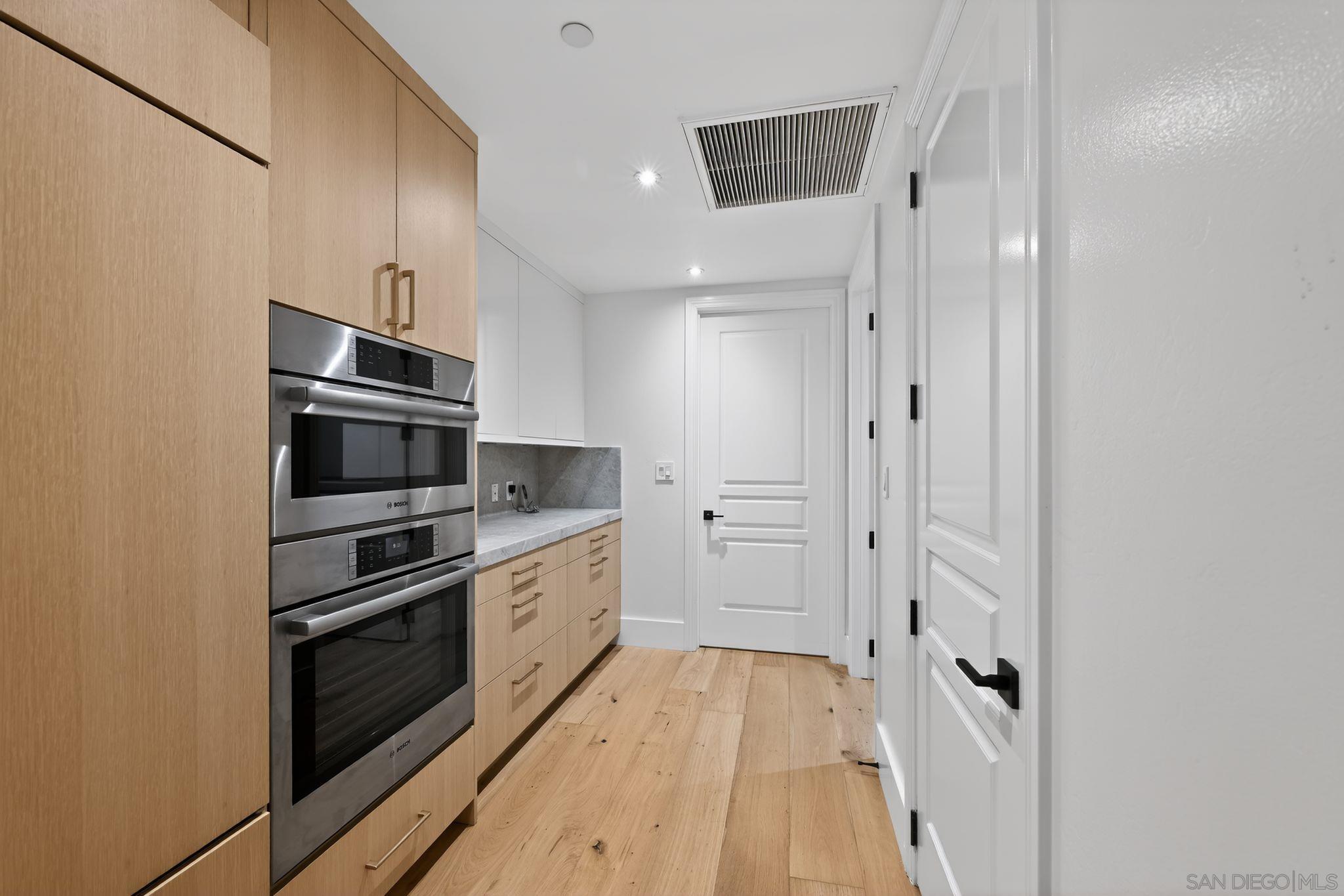 Detail Gallery Image 11 of 19 For 1040  Genter Street  #203,  La Jolla,  CA 92037 - 3 Beds | 3/1 Baths