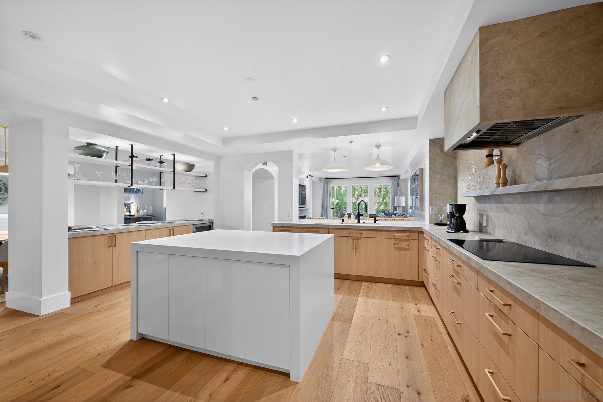 Detail Gallery Image 9 of 19 For 1040  Genter Street  #203,  La Jolla,  CA 92037 - 3 Beds | 3/1 Baths