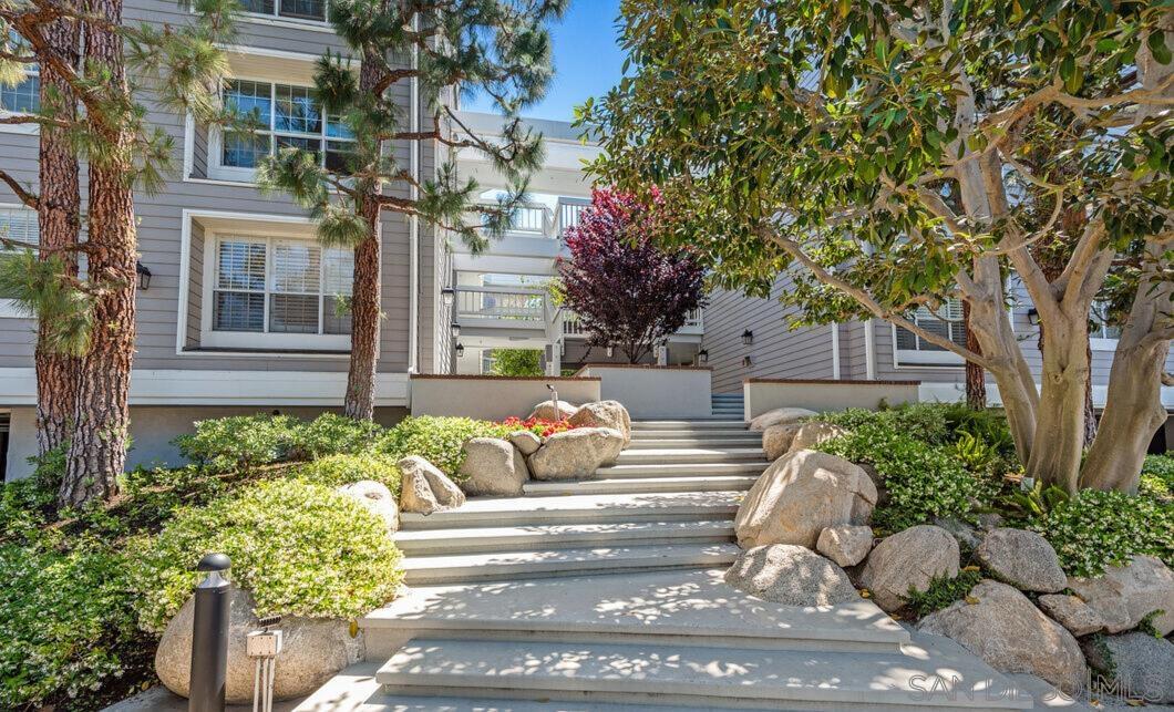 Detail Gallery Image 3 of 8 For 13078  Mindanao Way  #101,  Marina Del Rey,  CA 90292 - 2 Beds | 2 Baths
