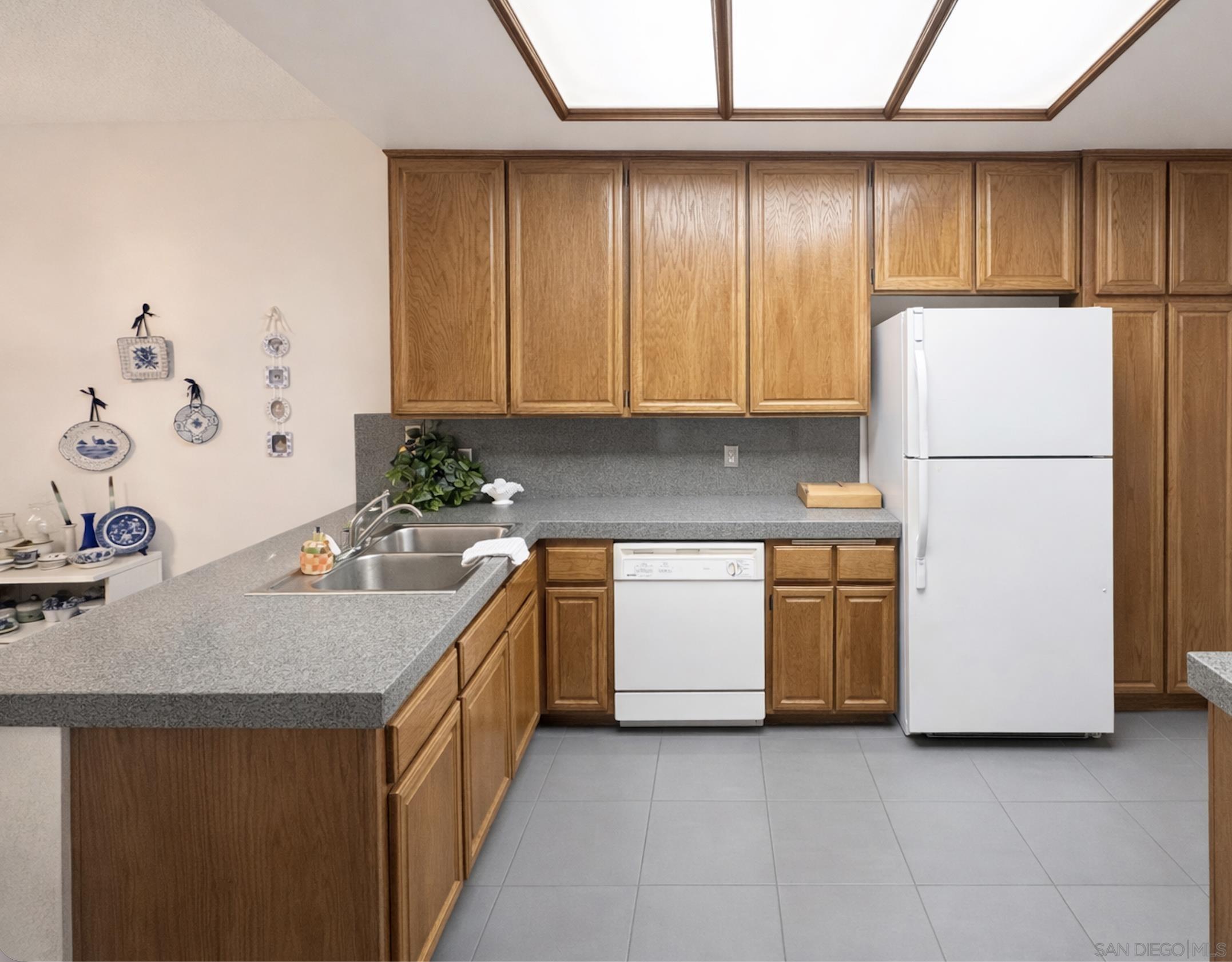 Detail Gallery Image 3 of 14 For 13078  Mindanao Way  #101,  Marina Del Rey,  CA 90292 - 2 Beds | 2 Baths