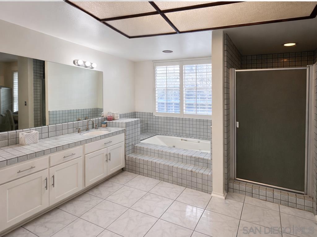 Detail Gallery Image 4 of 14 For 13078  Mindanao Way  #101,  Marina Del Rey,  CA 90292 - 2 Beds | 2 Baths