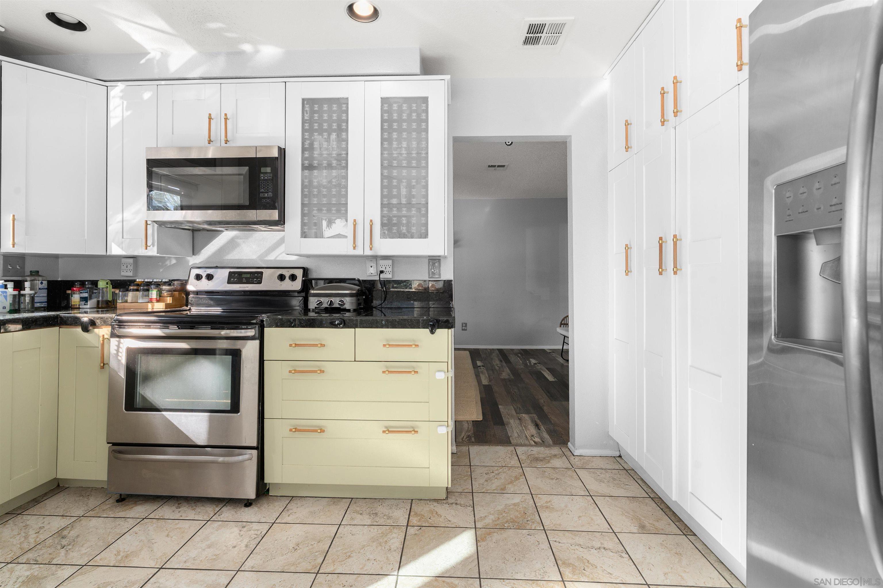 Detail Gallery Image 12 of 51 For 8896  Highwood Dr  #C,  San Diego,  CA 92119 - 3 Beds | 2/1 Baths