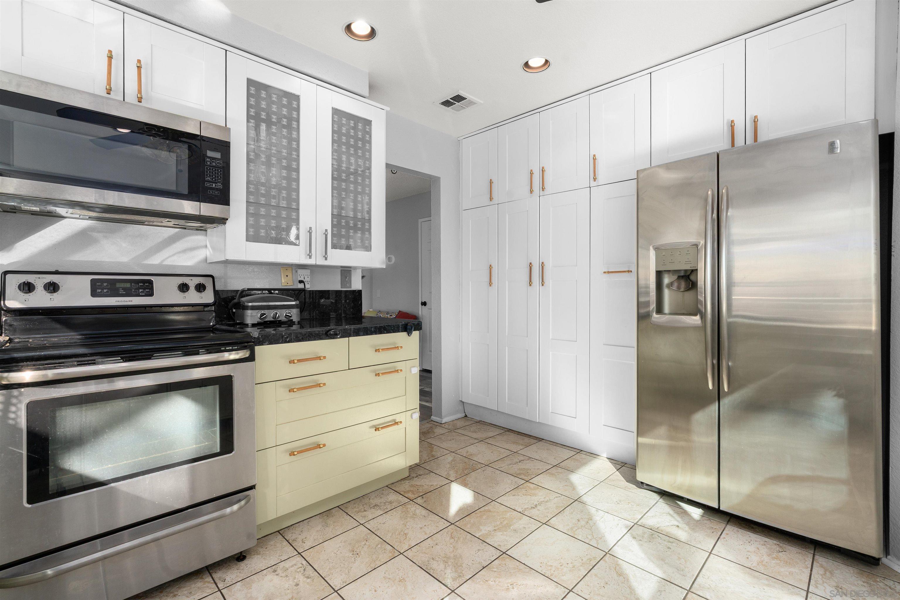 Detail Gallery Image 17 of 51 For 8896  Highwood Dr  #C,  San Diego,  CA 92119 - 3 Beds | 2/1 Baths