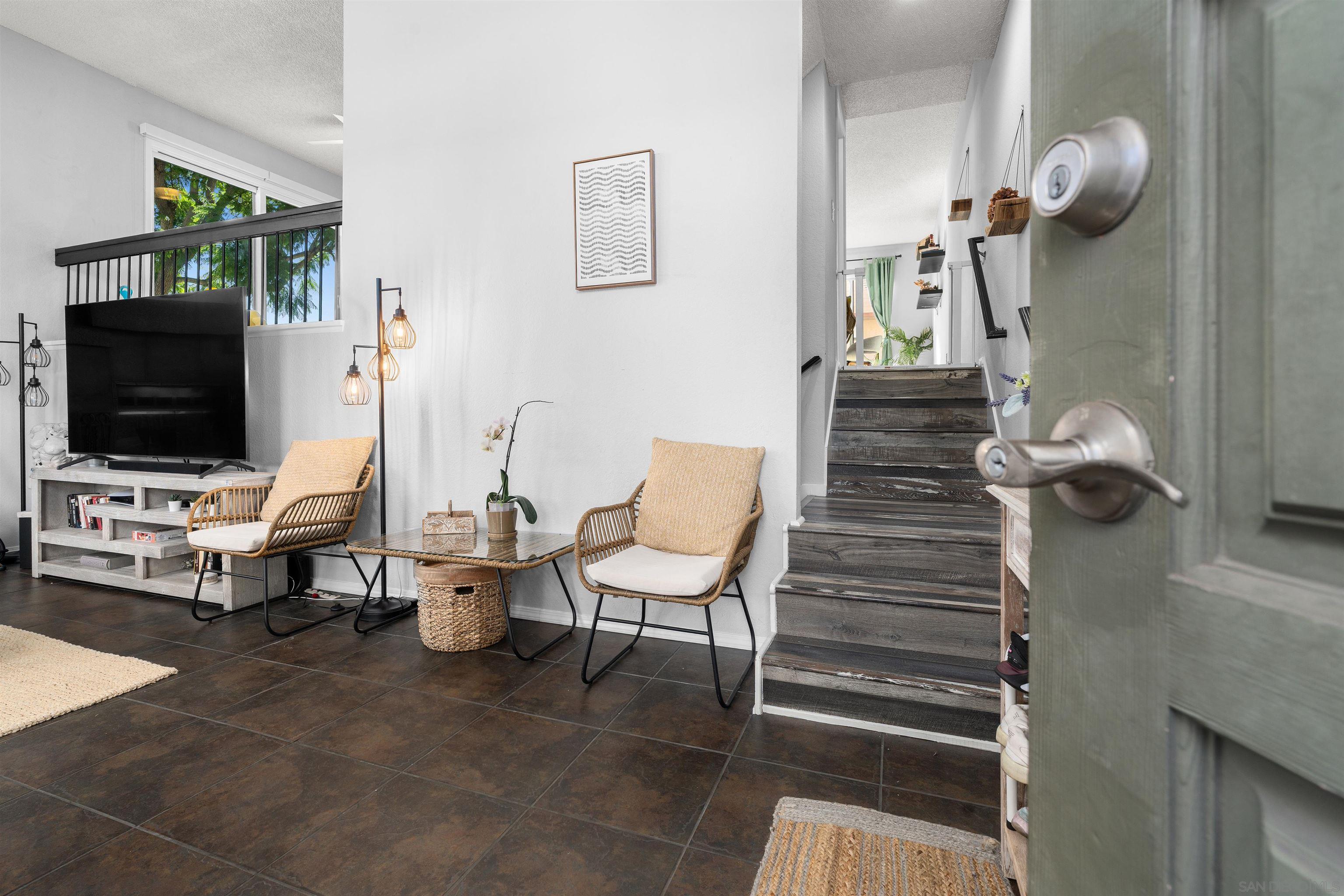 Detail Gallery Image 6 of 51 For 8896  Highwood Dr  #C,  San Diego,  CA 92119 - 3 Beds | 2/1 Baths