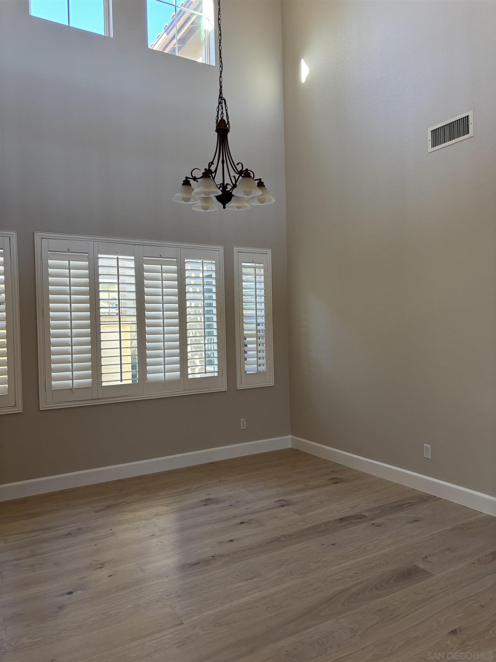 Detail Gallery Image 4 of 22 For 11751  Ashlock Way, San Diego,  CA 92131 - 5 Beds | 3/1 Baths