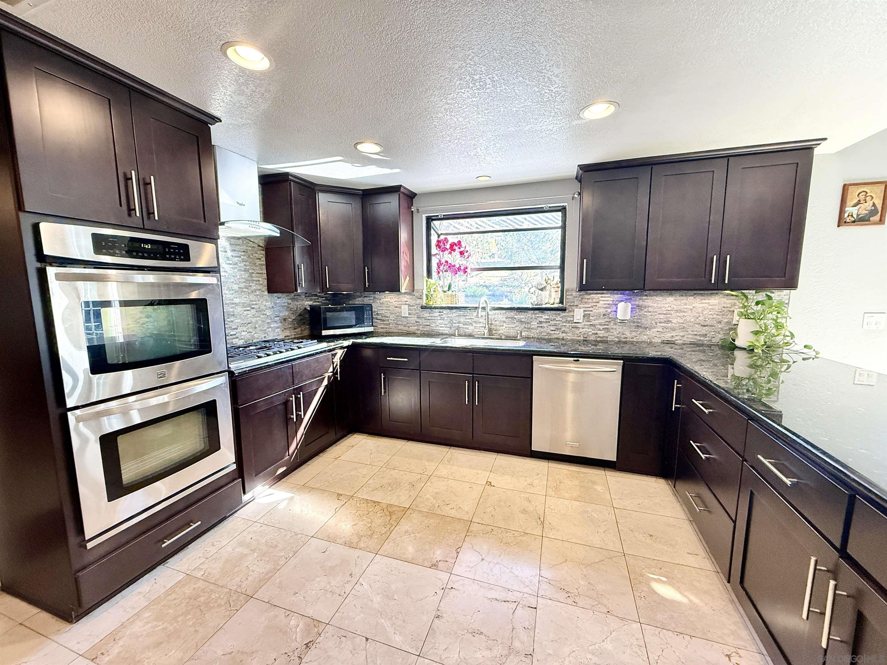 Detail Gallery Image 7 of 25 For 1423  Vista Grande Rd, El Cajon,  CA 92019 - 3 Beds | 2 Baths