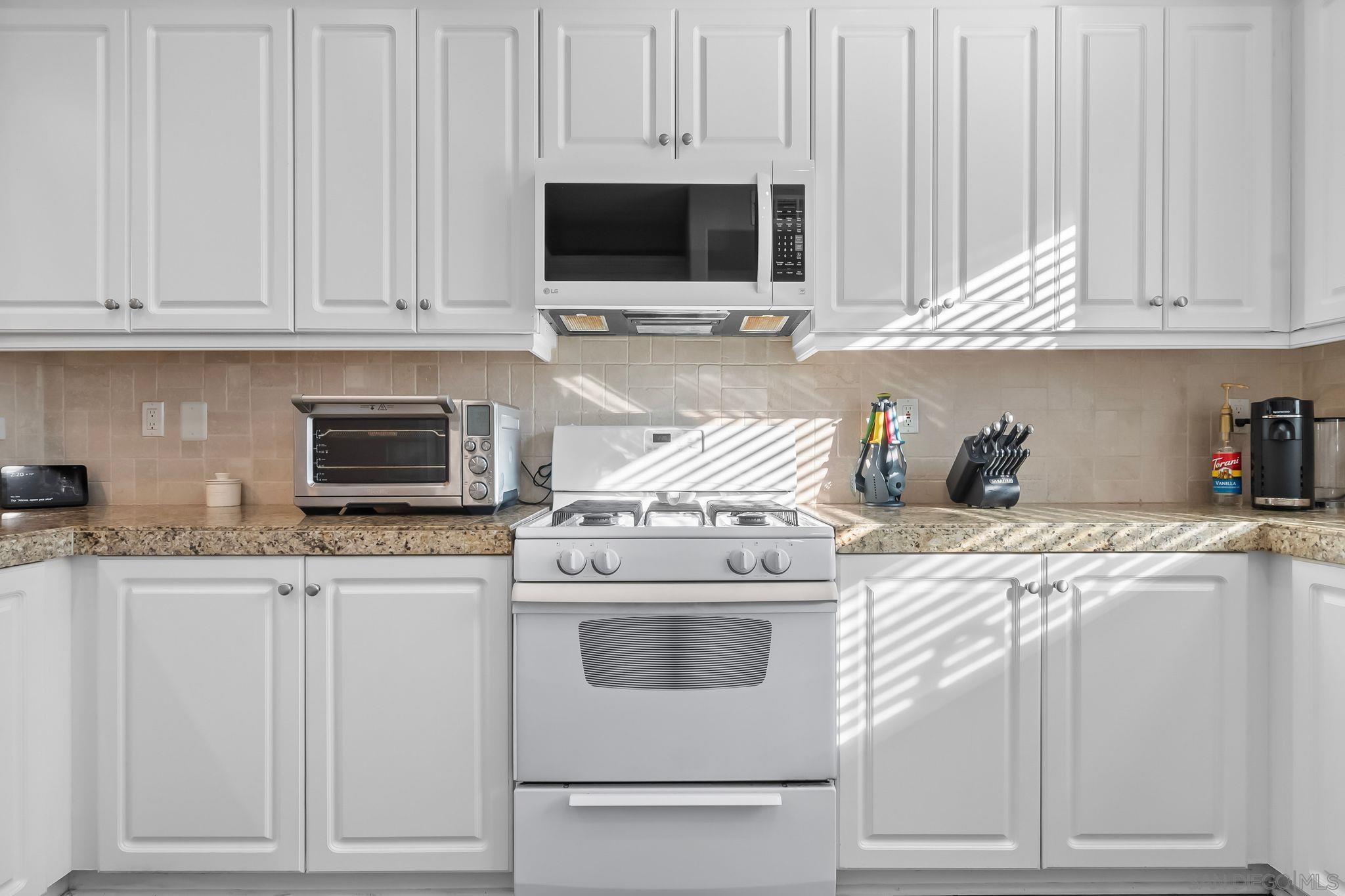 Detail Gallery Image 11 of 48 For 10240  Daybreak Ln  #2,  Santee,  CA 92071 - 3 Beds | 3/1 Baths