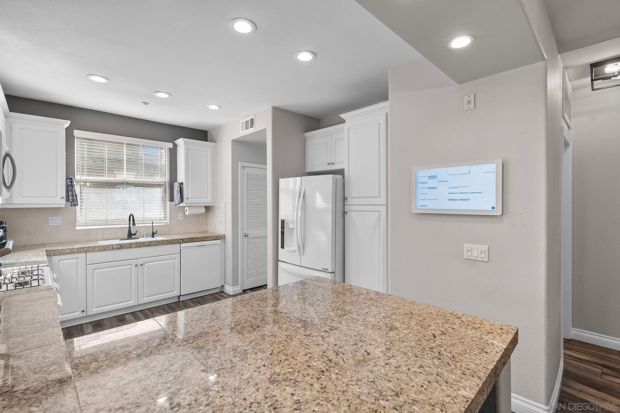 Detail Gallery Image 13 of 48 For 10240  Daybreak Ln  #2,  Santee,  CA 92071 - 3 Beds | 3/1 Baths