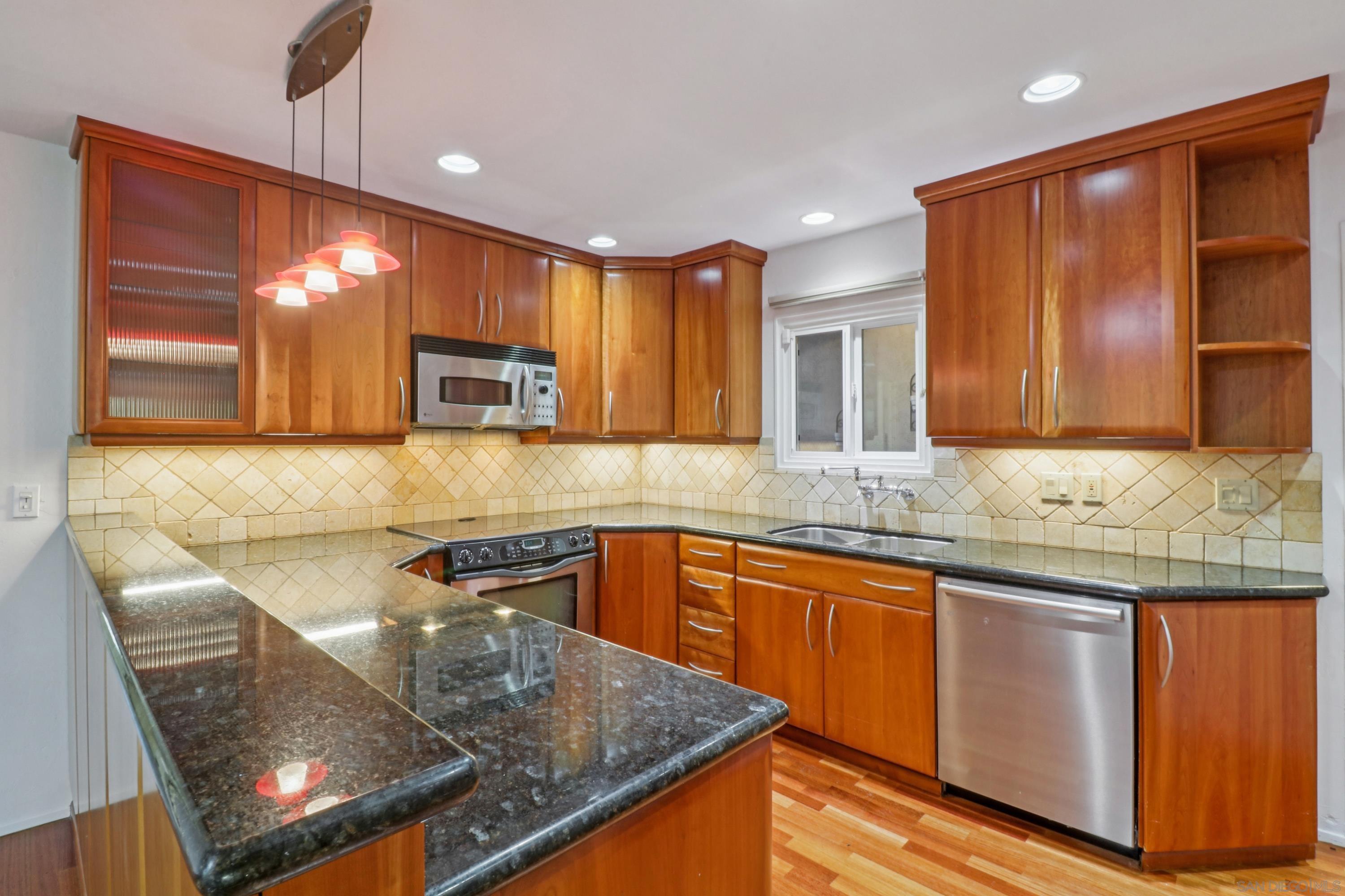 Detail Gallery Image 6 of 39 For 3855  Southview Drive, San Diego,  CA 92117 - 4 Beds | 3 Baths