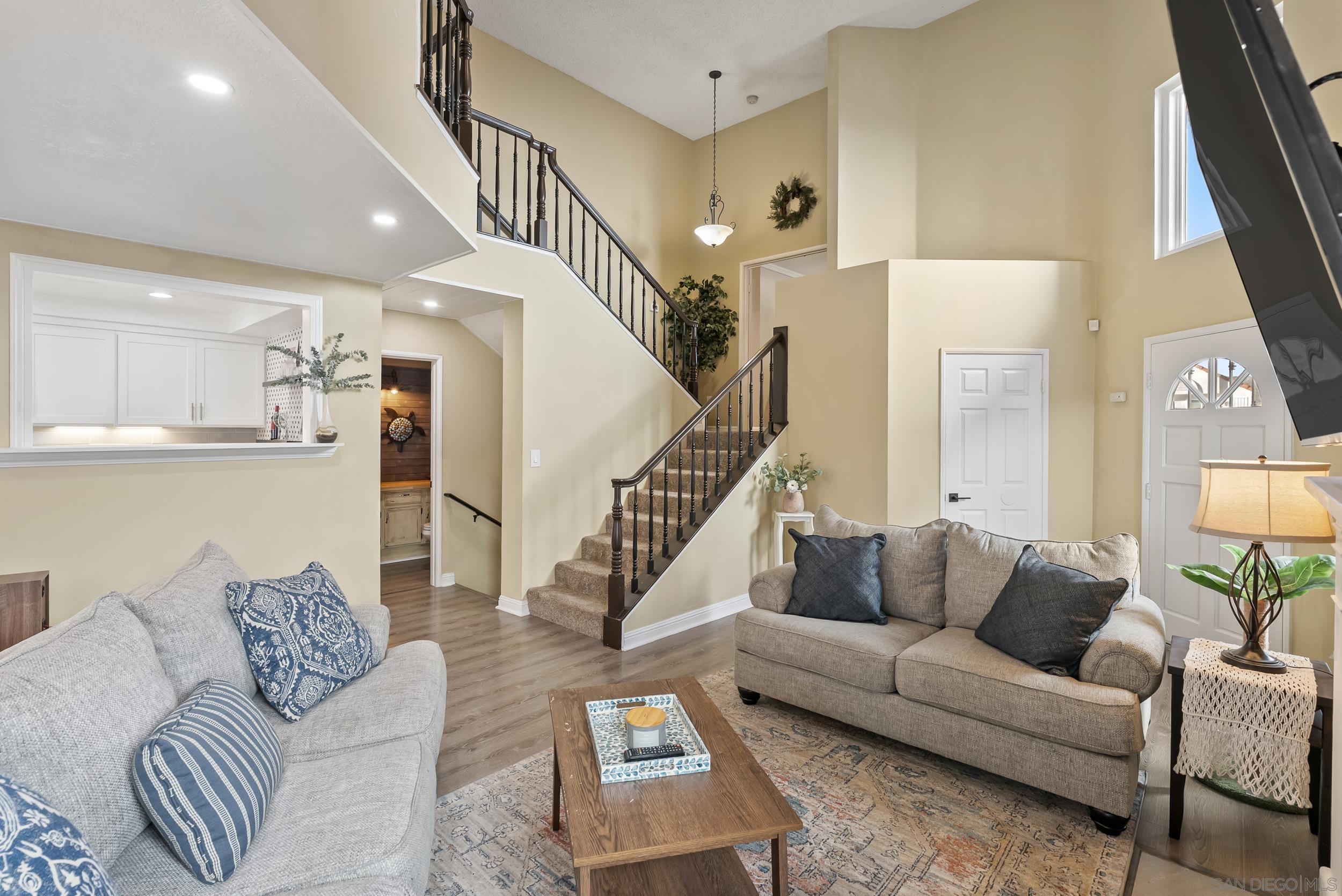 Detail Gallery Image 2 of 25 For 10529  Flora Verda Ct, Santee,  CA 92071 - 3 Beds | 2/1 Baths