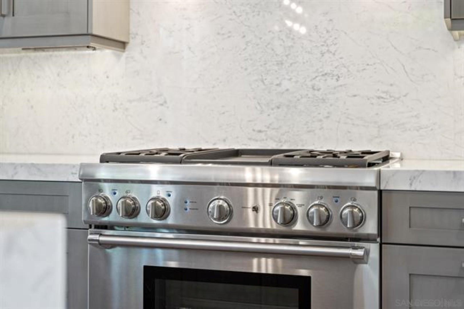 Detail Gallery Image 11 of 42 For 160 W Island Ave, San Diego,  CA 92101 - 3 Beds | 2/1 Baths