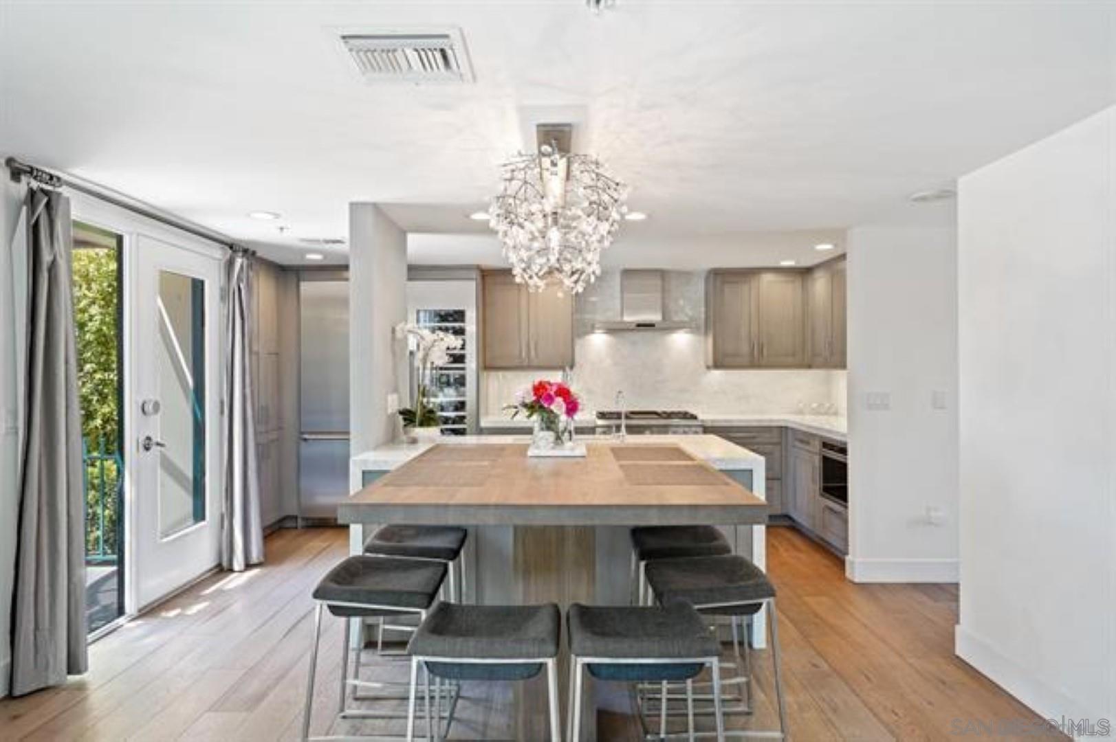 Detail Gallery Image 4 of 42 For 160 W Island Ave, San Diego,  CA 92101 - 3 Beds | 2/1 Baths