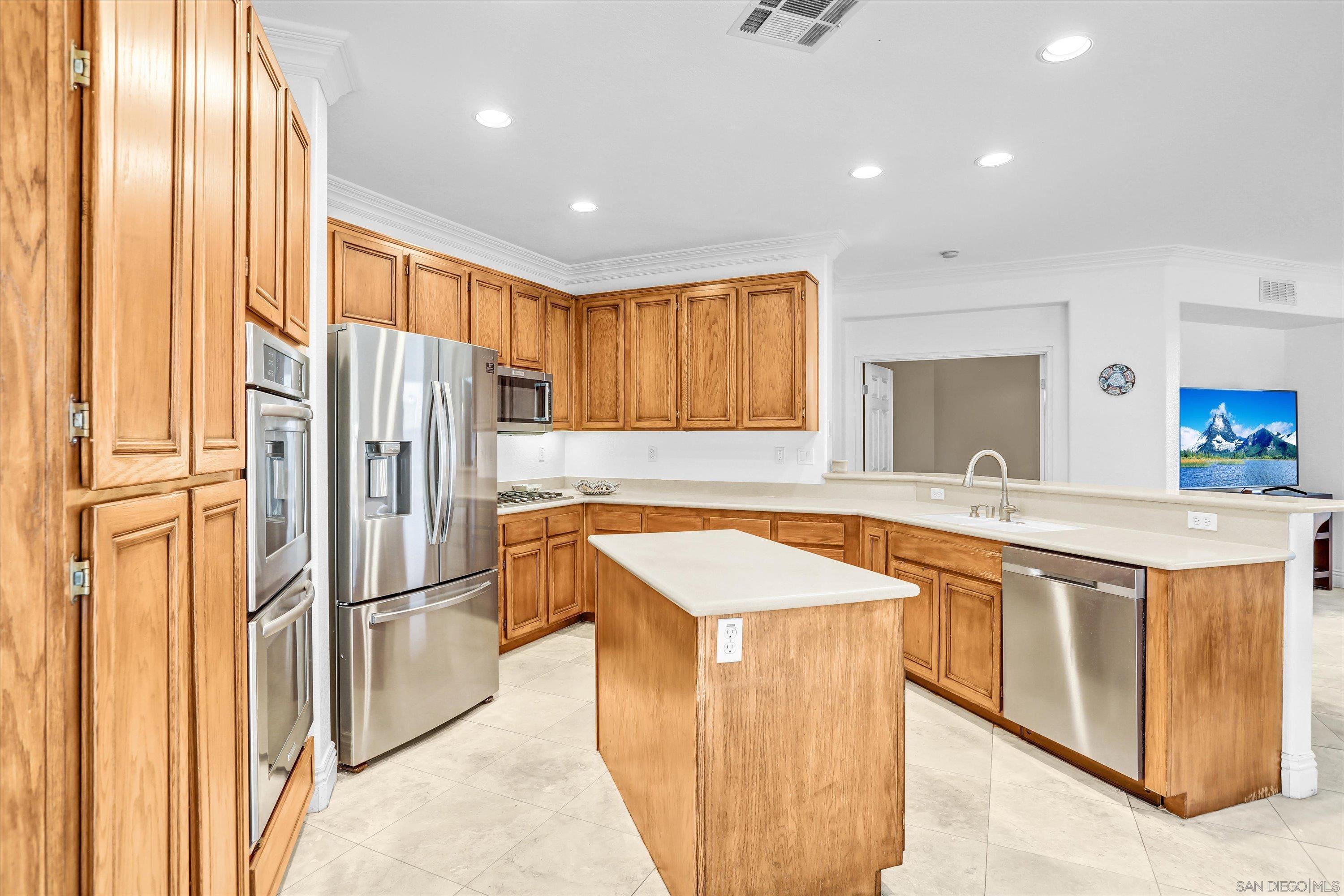 Detail Gallery Image 11 of 36 For 1974  Meeks Bay Dr, Chula Vista,  CA 91913 - 4 Beds | 3 Baths