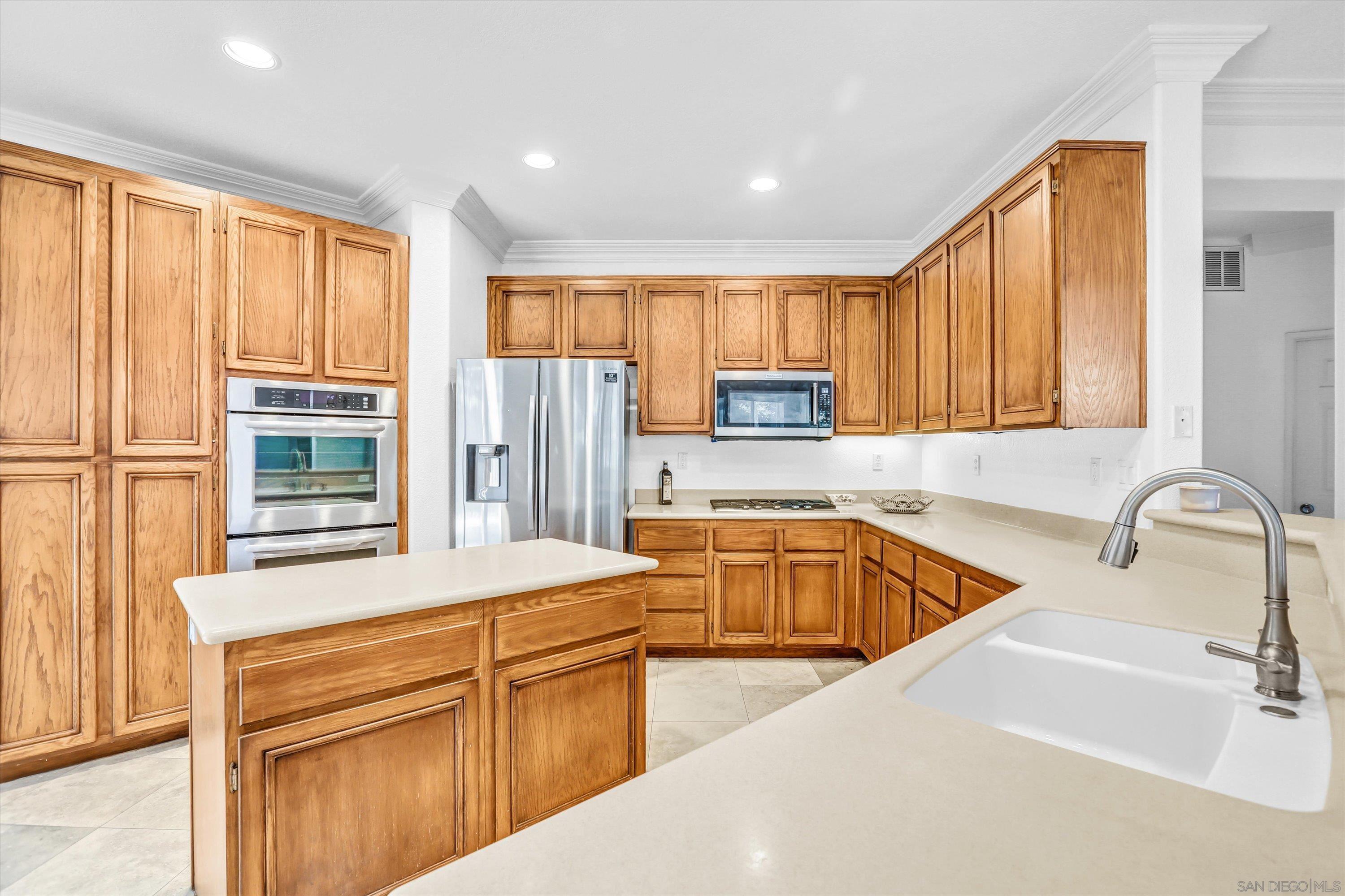 Detail Gallery Image 12 of 36 For 1974  Meeks Bay Dr, Chula Vista,  CA 91913 - 4 Beds | 3 Baths