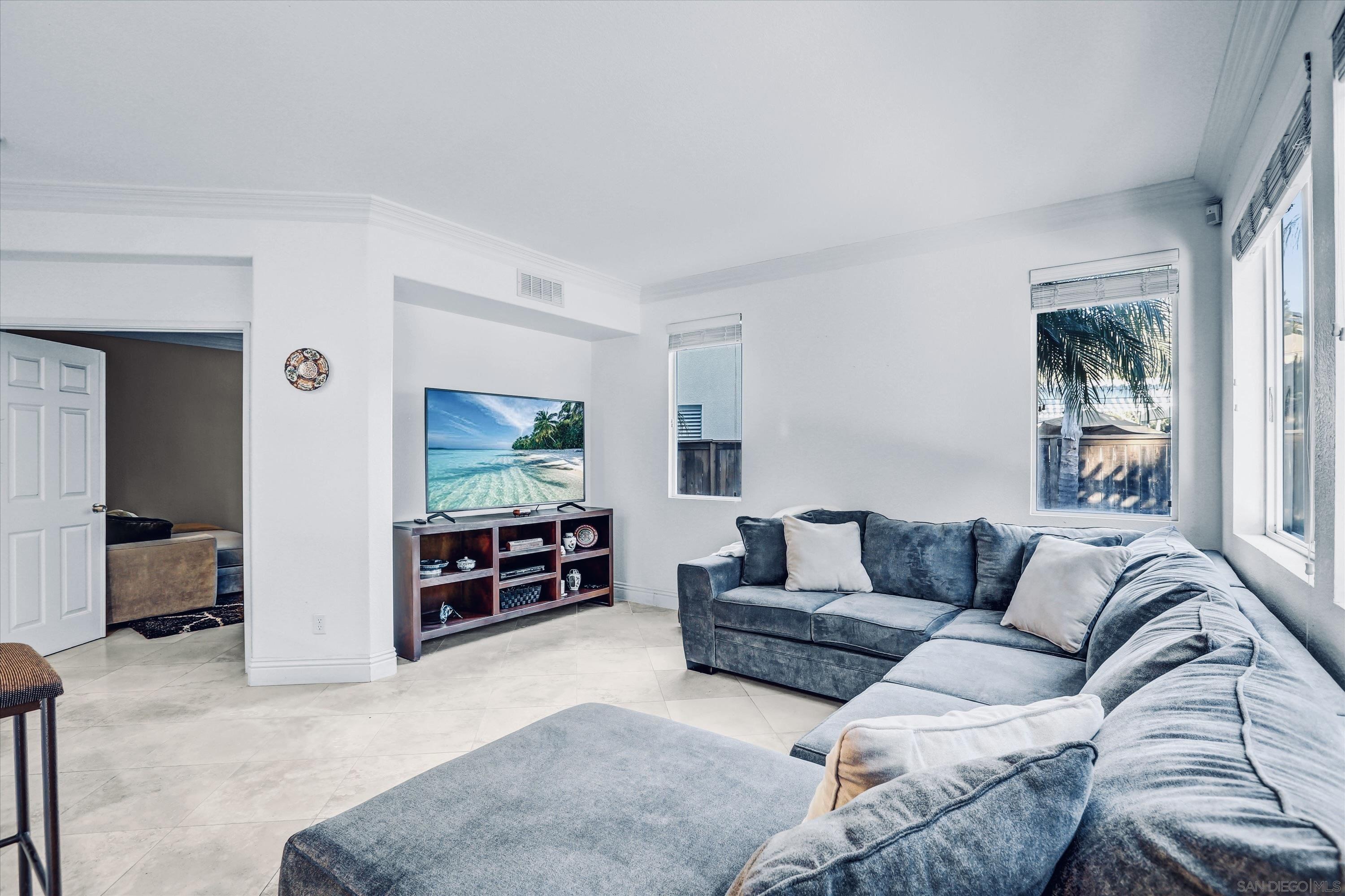 Detail Gallery Image 13 of 36 For 1974  Meeks Bay Dr, Chula Vista,  CA 91913 - 4 Beds | 3 Baths