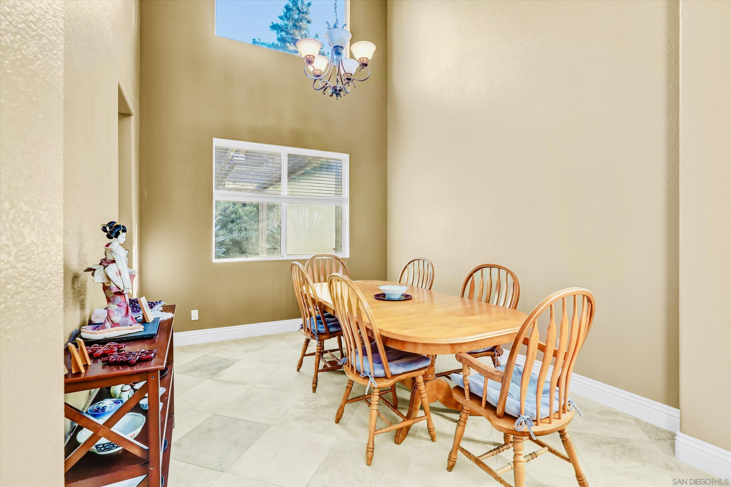 Detail Gallery Image 8 of 36 For 1974  Meeks Bay Dr, Chula Vista,  CA 91913 - 4 Beds | 3 Baths