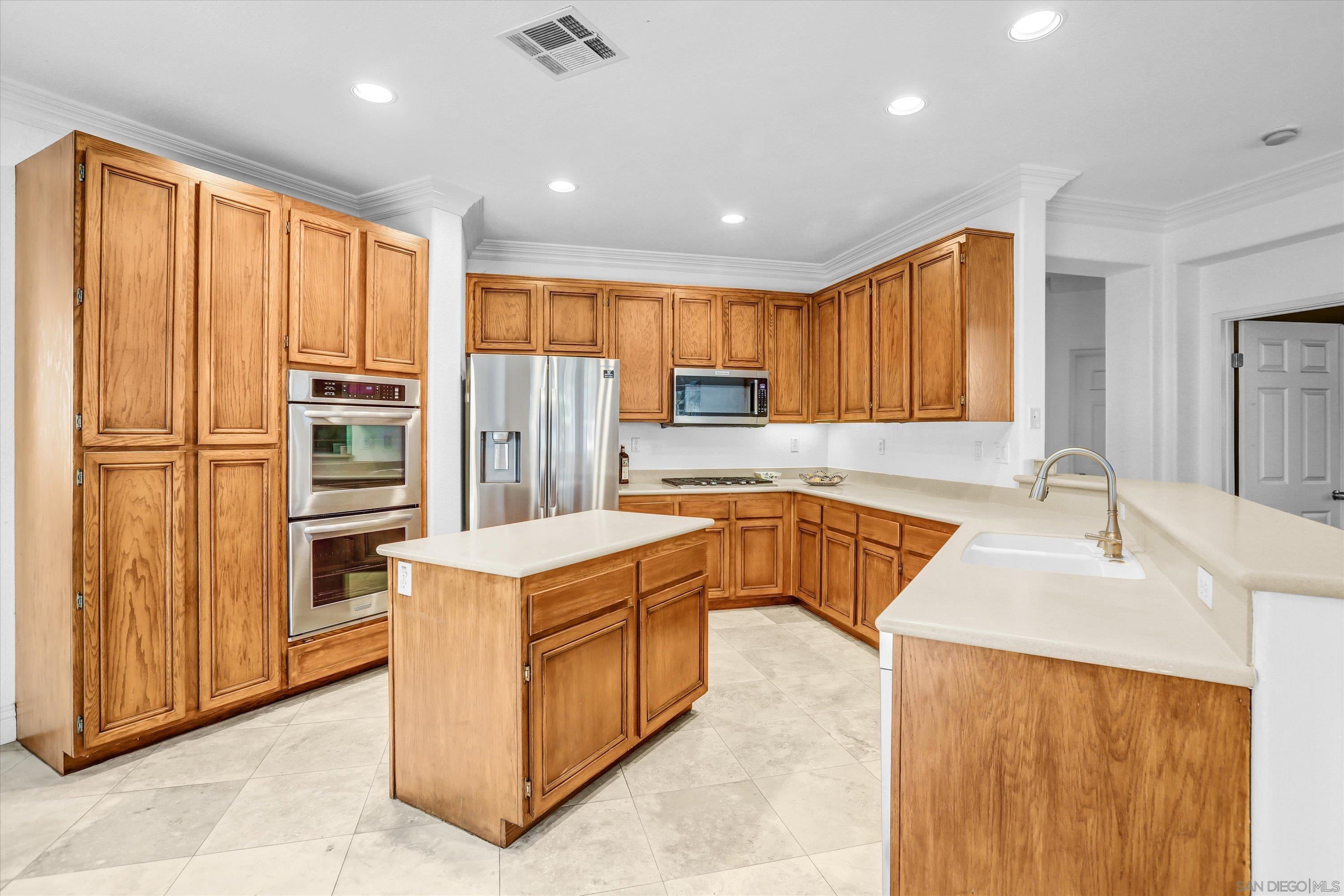 Detail Gallery Image 10 of 36 For 1974  Meeks Bay Dr, Chula Vista,  CA 91913 - 4 Beds | 3 Baths