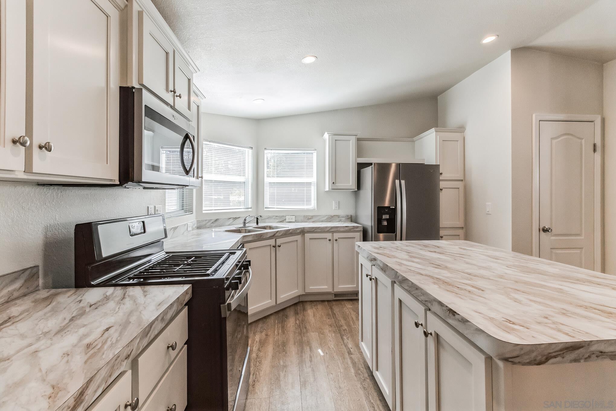 Detail Gallery Image 3 of 18 For 22899  Byron Rd  #35,  Crestline,  CA 92325 - 3 Beds | 2 Baths