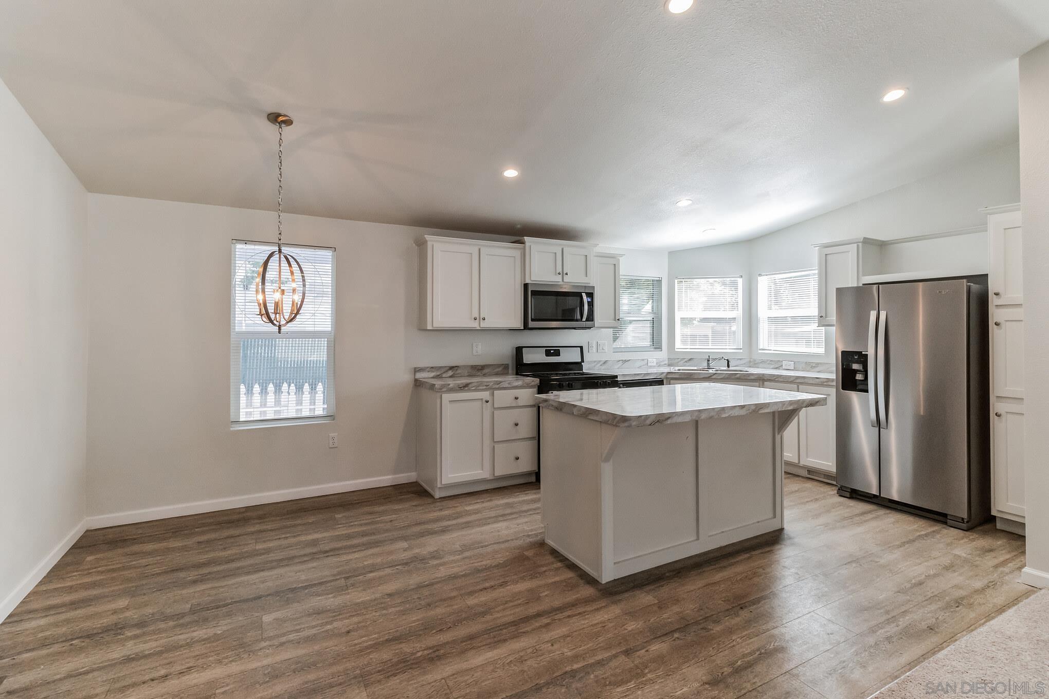 Detail Gallery Image 4 of 18 For 22899  Byron Rd  #35,  Crestline,  CA 92325 - 3 Beds | 2 Baths