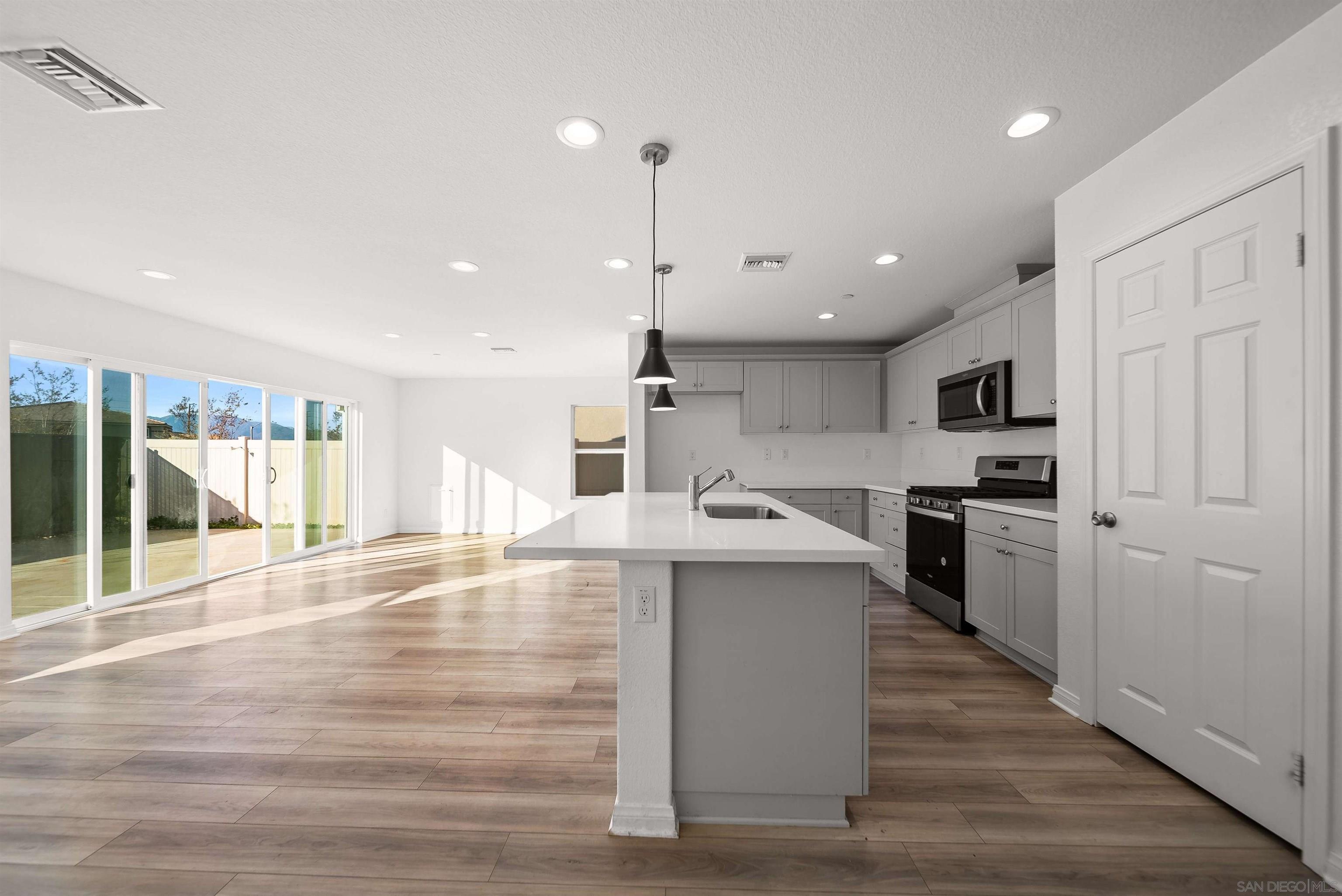 Detail Gallery Image 3 of 14 For 20075  Sanquinella Cir, Riverside,  CA 92507 - 3 Beds | 2 Baths