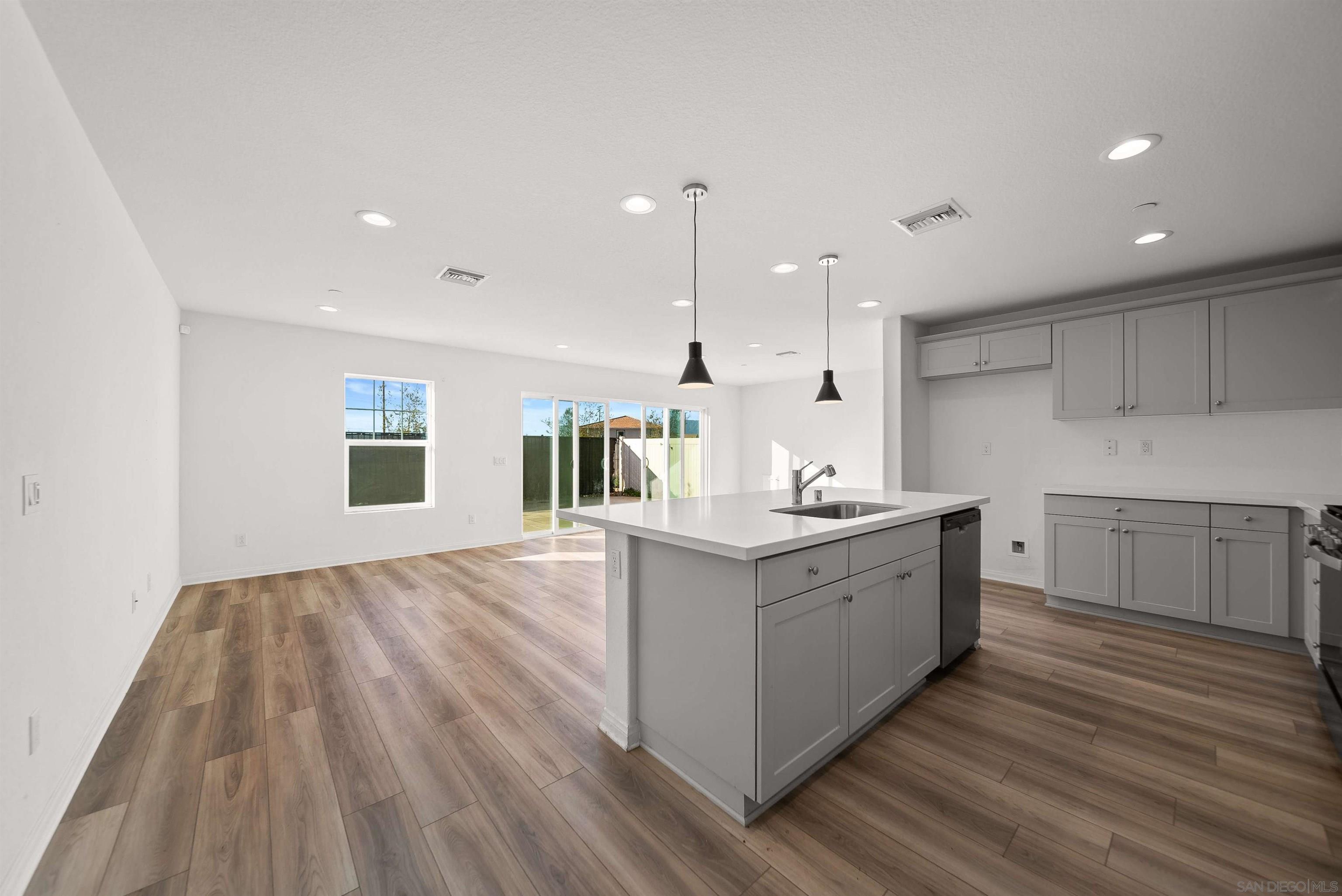 Detail Gallery Image 4 of 14 For 20075  Sanquinella Cir, Riverside,  CA 92507 - 3 Beds | 2 Baths