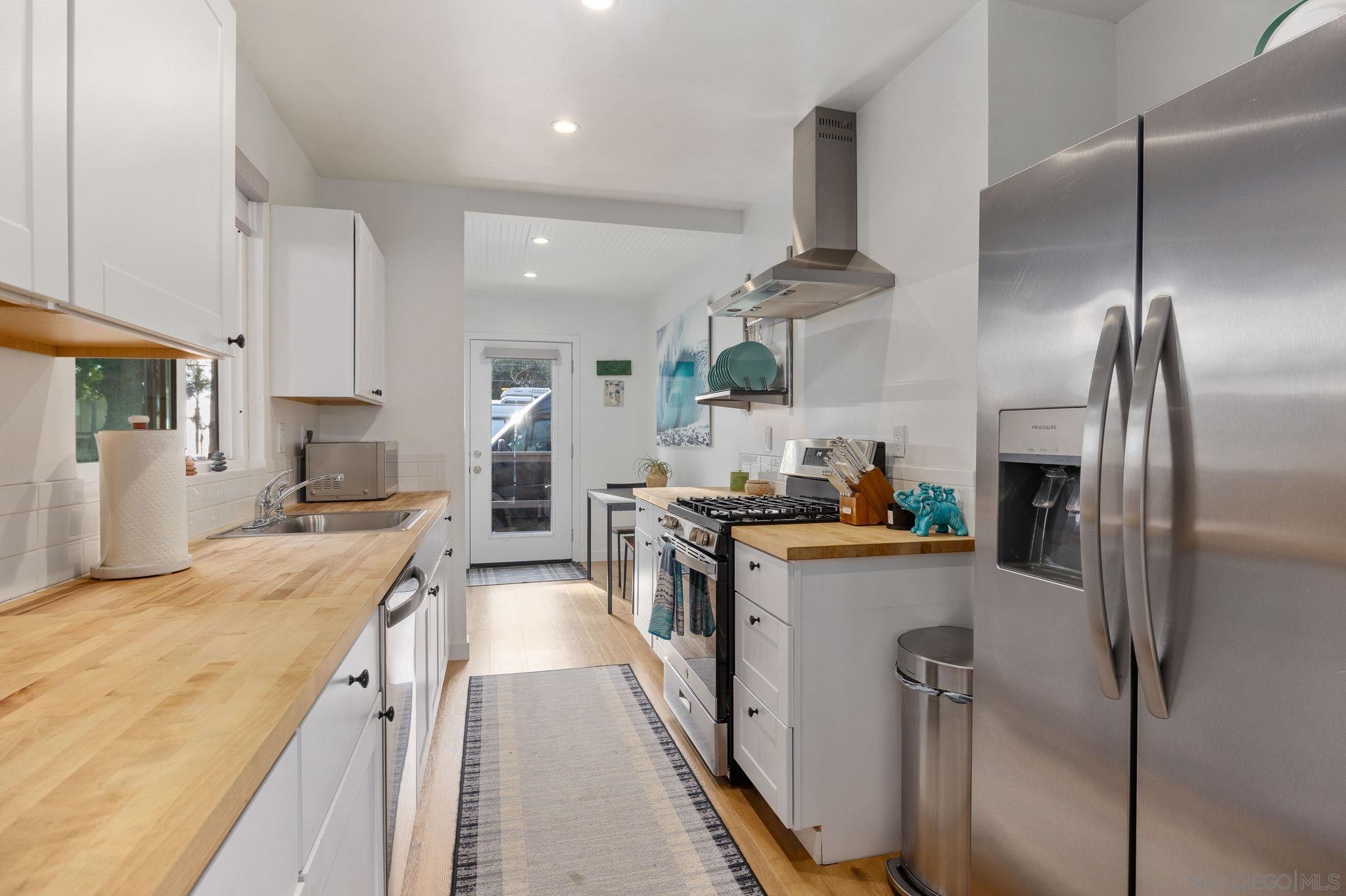 Detail Gallery Image 12 of 32 For 2386  Newport Avenue, Cardiff By The Sea,  CA 92007 - 3 Beds | 2 Baths