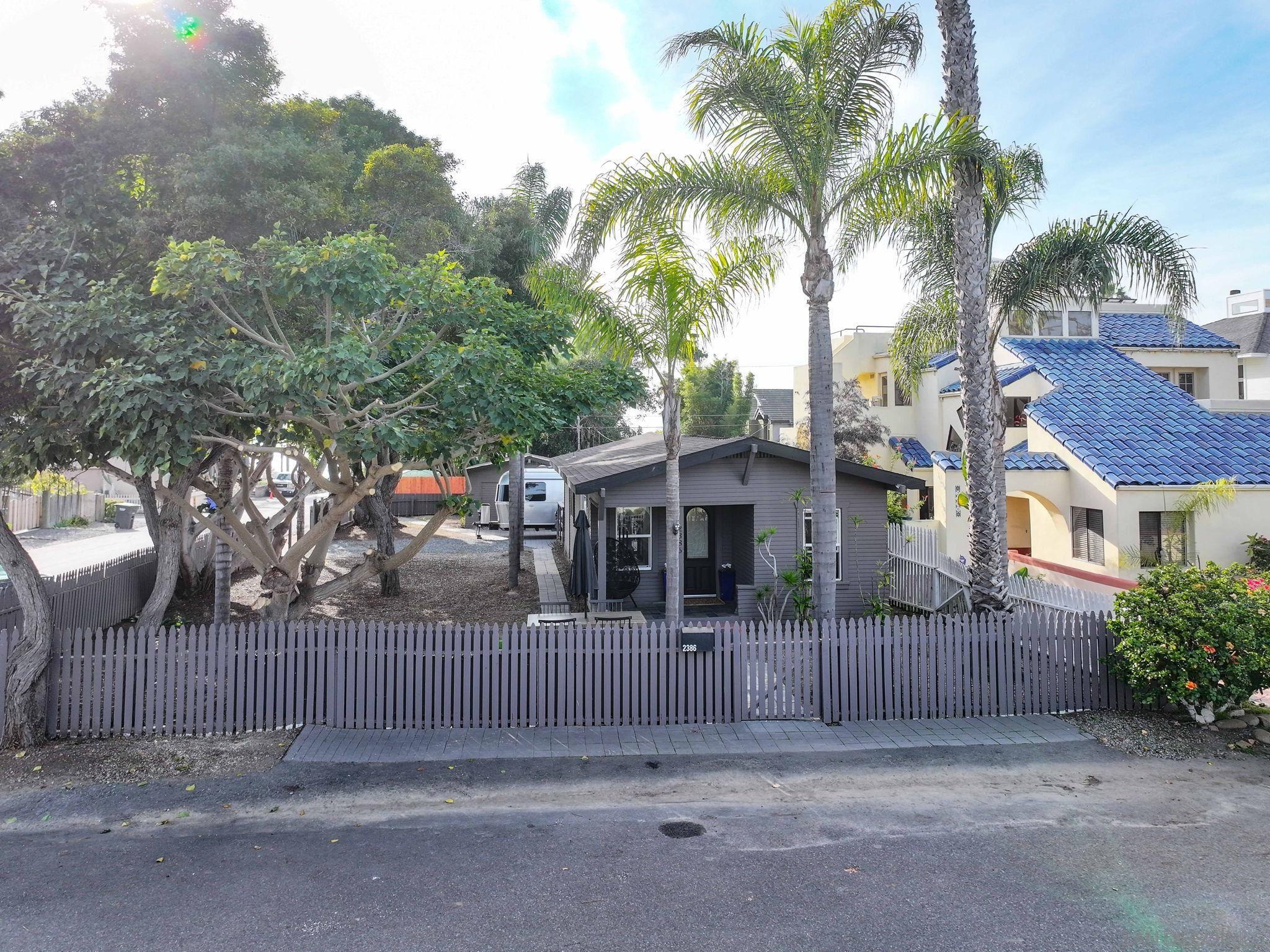 Detail Gallery Image 4 of 32 For 2386  Newport Avenue, Cardiff By The Sea,  CA 92007 - 3 Beds | 2 Baths