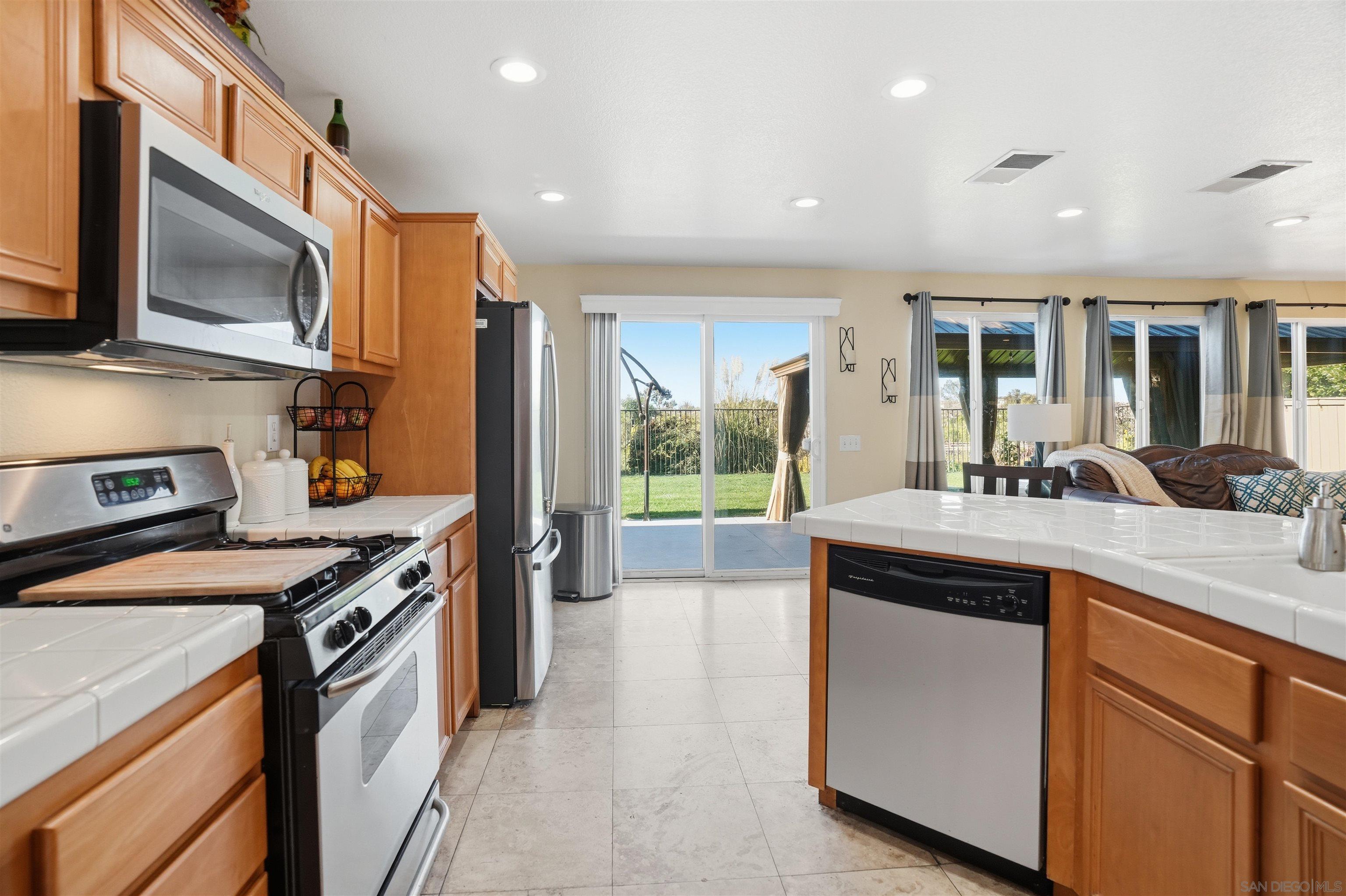 Detail Gallery Image 12 of 48 For 1332  Carneros Valley St, Chula Vista,  CA 91913 - 5 Beds | 2/1 Baths