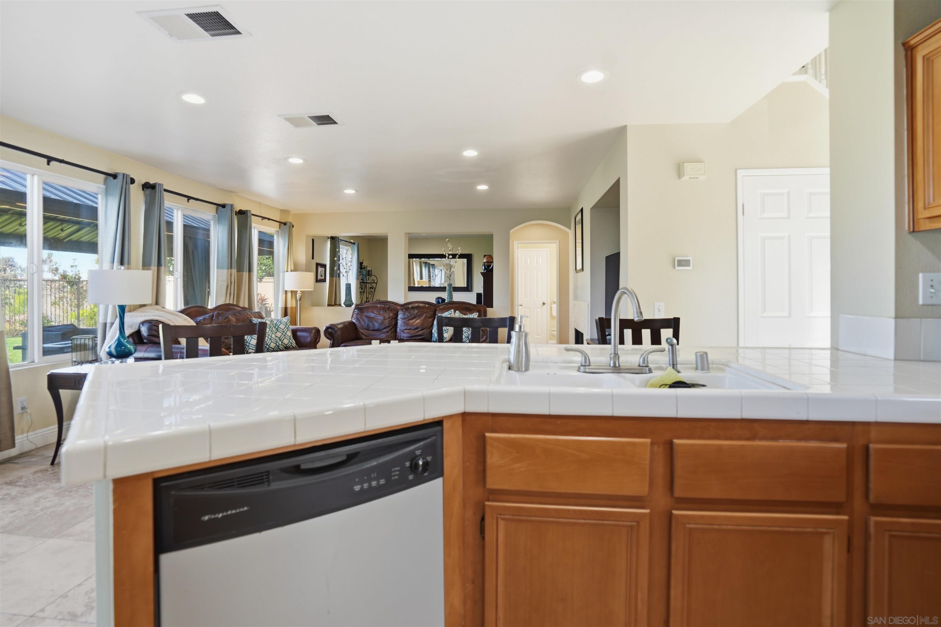 Detail Gallery Image 13 of 48 For 1332  Carneros Valley St, Chula Vista,  CA 91913 - 5 Beds | 2/1 Baths