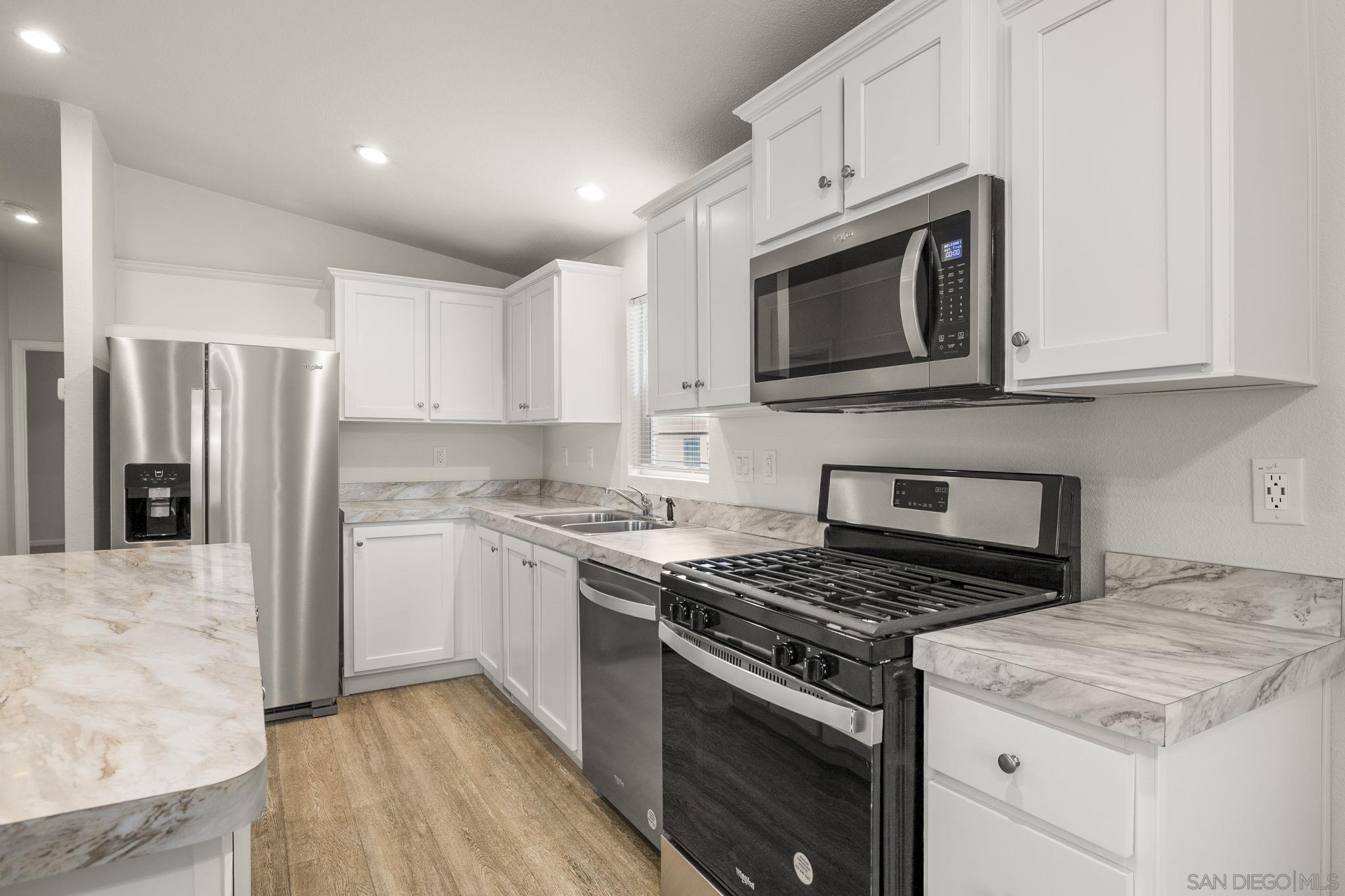 Detail Gallery Image 4 of 28 For 22899  Byron Rd  Spc 92,  Crestline,  CA 92325 - 3 Beds | 2 Baths