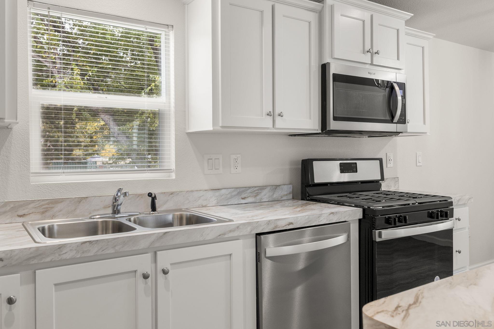 Detail Gallery Image 10 of 28 For 22899  Byron Rd  Spc 92,  Crestline,  CA 92325 - 3 Beds | 2 Baths